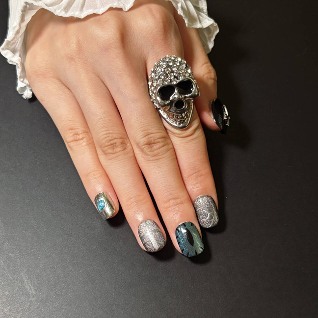 FASNAILS F63 Uñas Postizas Press On Artesanales Ojo de Gato Diseños de Ojo de Dragón y Cruz Metálica Uñas Cuadradas Cortas Negro y Plata Góticas Cyberpunk Elegantes Uñas Falsas de Gel Kit con Tabs adhesivos para uñas