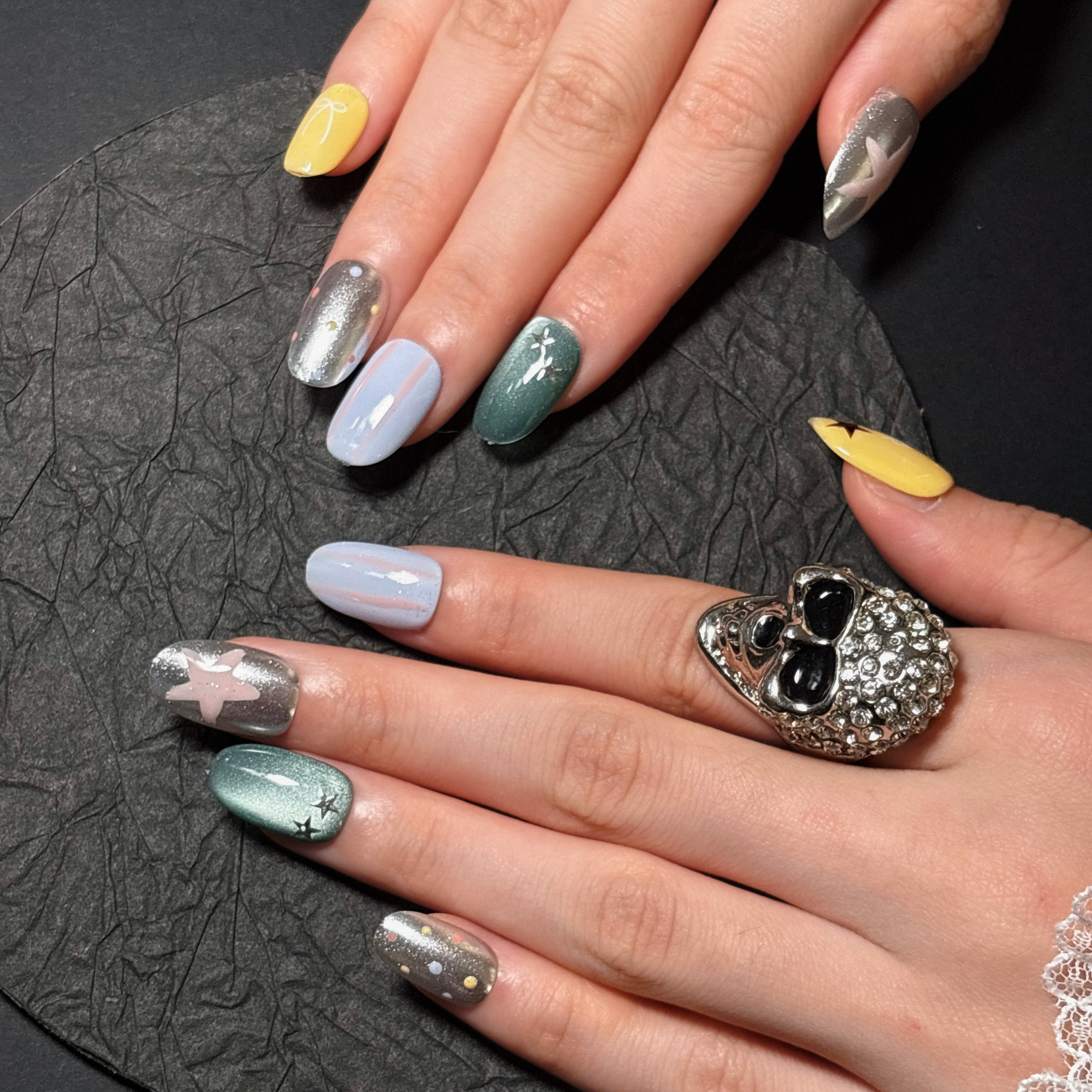 FASNAILS F55 Uñas Postizas Press On Artesanales Efecto Espejo Plata Uñas Cuadradas Cortas Ojo de Gato Verde y Azul Diseños Asimétricos de Estrellas Y2K y Lazos Elegantes Uñas Falsas Gel Kit con Tabs adhesivos para uñas