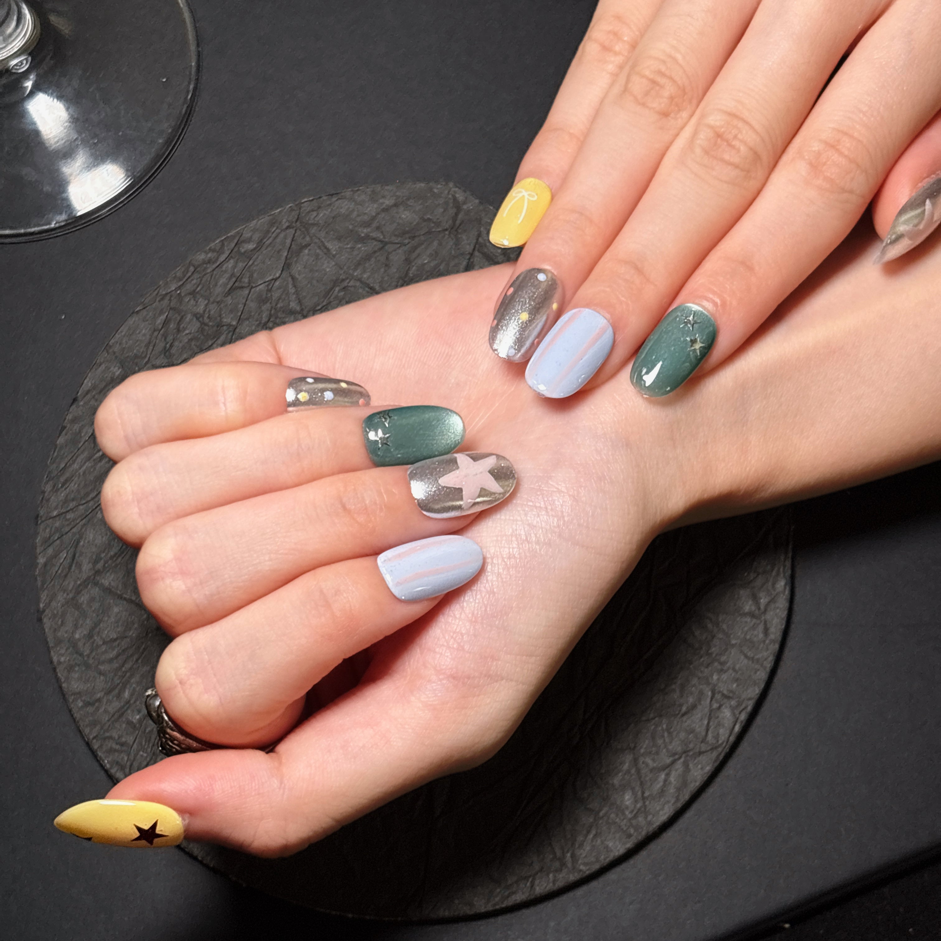 FASNAILS F55 Uñas Postizas Press On Artesanales Efecto Espejo Plata Uñas Cuadradas Cortas Ojo de Gato Verde y Azul Diseños Asimétricos de Estrellas Y2K y Lazos Elegantes Uñas Falsas Gel Kit con Tabs adhesivos para uñas