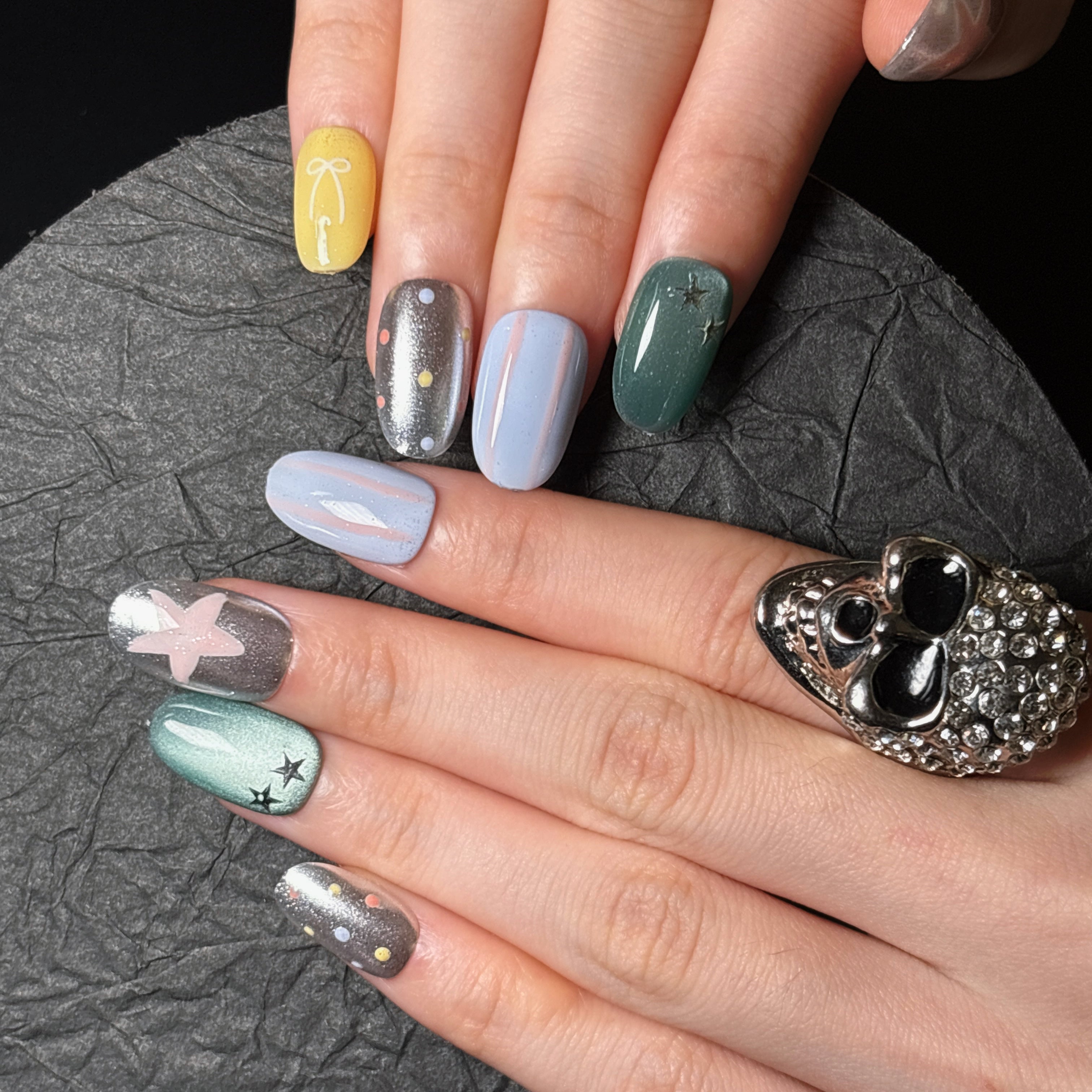 FASNAILS F55 Uñas Postizas Press On Artesanales Efecto Espejo Plata Uñas Cuadradas Cortas Ojo de Gato Verde y Azul Diseños Asimétricos de Estrellas Y2K y Lazos Elegantes Uñas Falsas Gel Kit con Tabs adhesivos para uñas