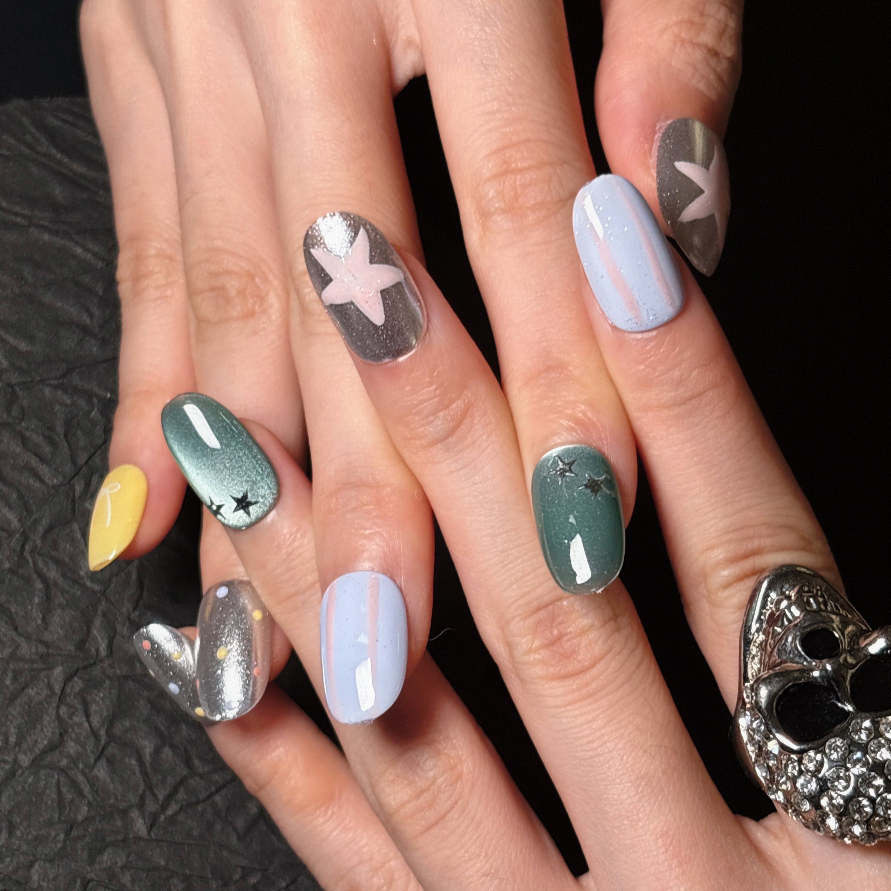 FASNAILS F55 Uñas Postizas Press On Artesanales Efecto Espejo Plata Uñas Cuadradas Cortas Ojo de Gato Verde y Azul Diseños Asimétricos de Estrellas Y2K y Lazos Elegantes Uñas Falsas Gel Kit con Tabs adhesivos para uñas