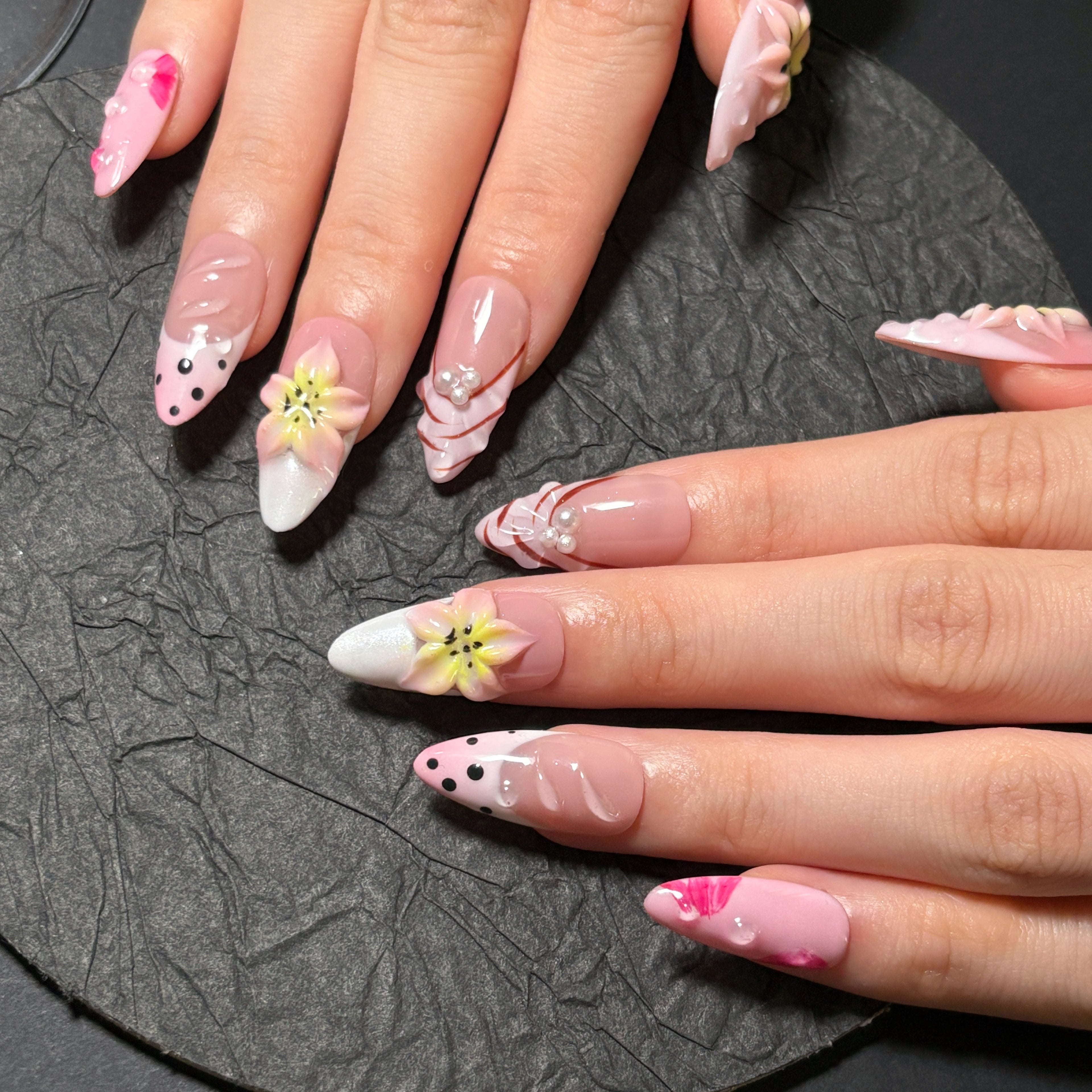 FASNAILS F70 Uñas Postizas Press On Artesanales con Flores 3D Uñas Almendradas Largas Diseños Asimétricos con Relieve de Gotas de Agua Manicura Francesa Rosa y Lunares Elegantes Uñas Falsas de Gel Kit con Tabs adhesivos para uñas