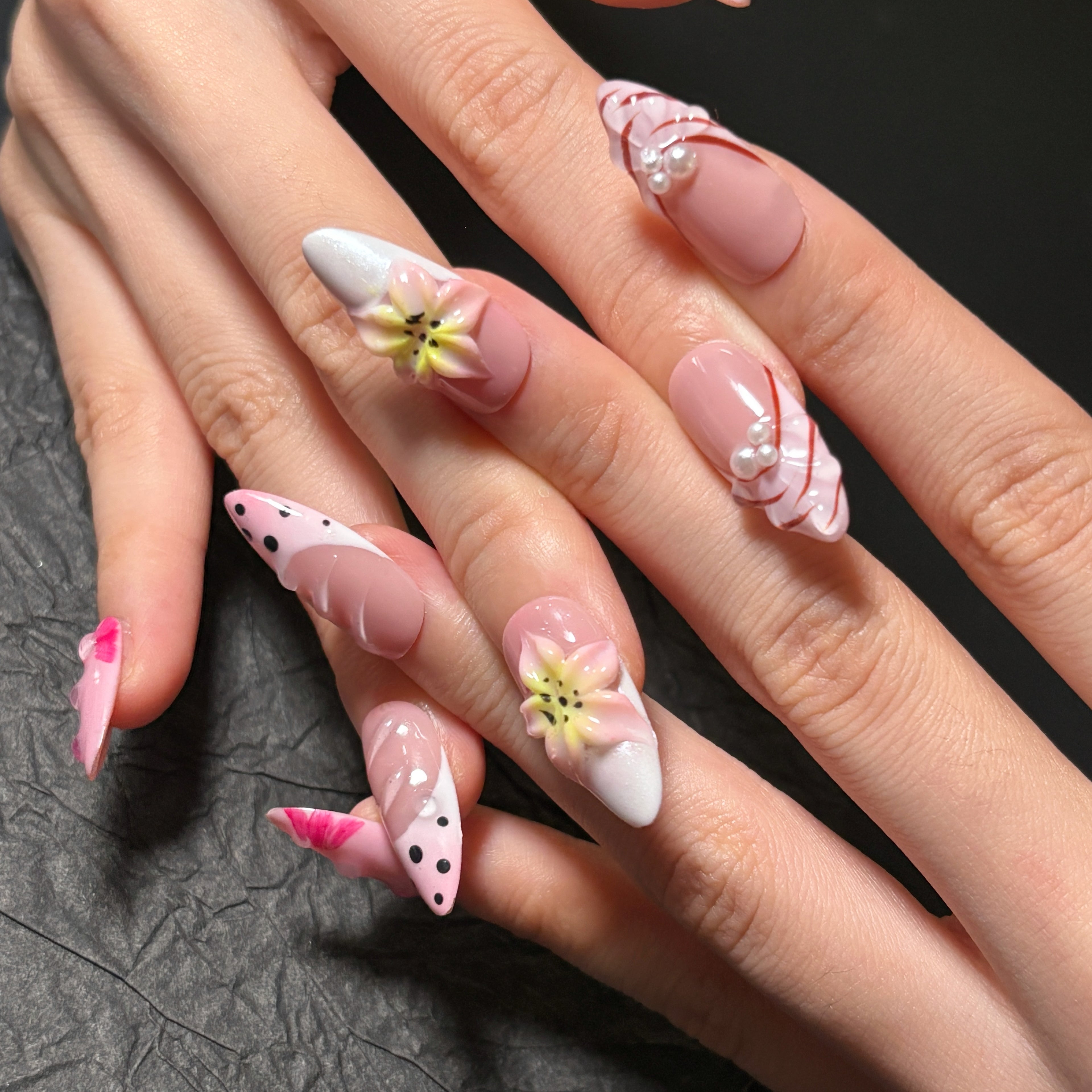 FASNAILS F70 Uñas Postizas Press On Artesanales con Flores 3D Uñas Almendradas Largas Diseños Asimétricos con Relieve de Gotas de Agua Manicura Francesa Rosa y Lunares Elegantes Uñas Falsas de Gel Kit con Tabs adhesivos para uñas