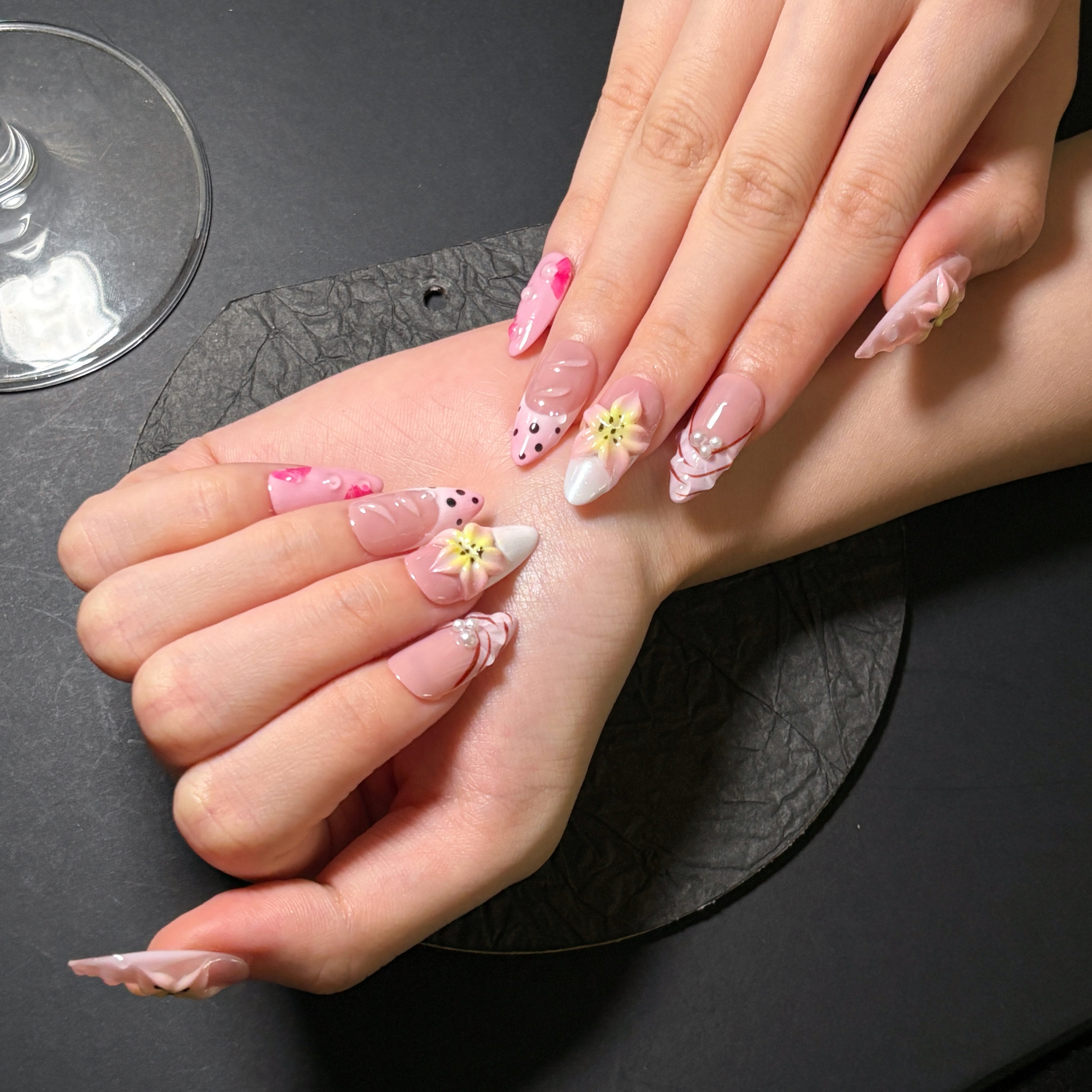 FASNAILS F70 Uñas Postizas Press On Artesanales con Flores 3D Uñas Almendradas Largas Diseños Asimétricos con Relieve de Gotas de Agua Manicura Francesa Rosa y Lunares Elegantes Uñas Falsas de Gel Kit con Tabs adhesivos para uñas