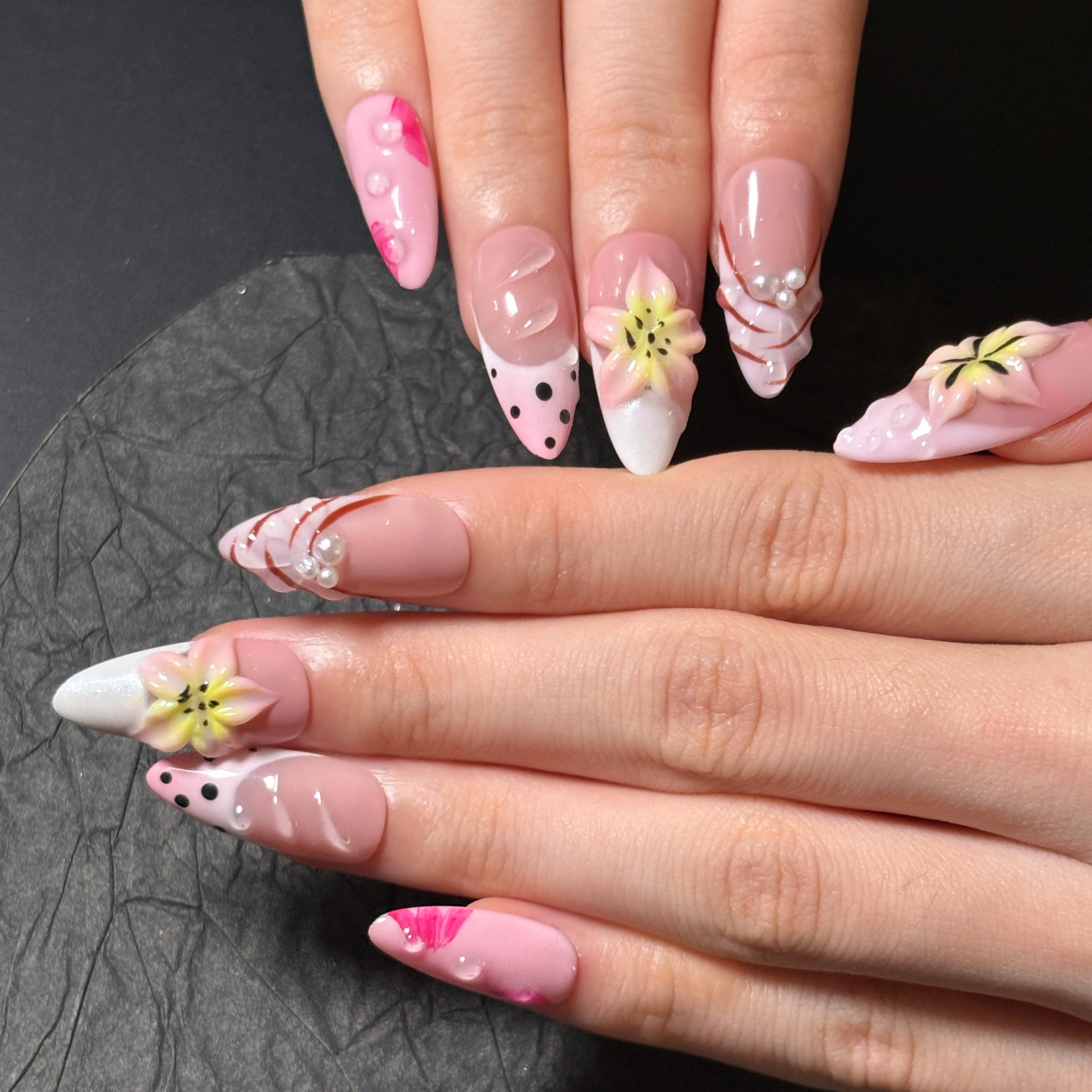 FASNAILS F70 Uñas Postizas Press On Artesanales con Flores 3D Uñas Almendradas Largas Diseños Asimétricos con Relieve de Gotas de Agua Manicura Francesa Rosa y Lunares Elegantes Uñas Falsas de Gel Kit con Tabs adhesivos para uñas