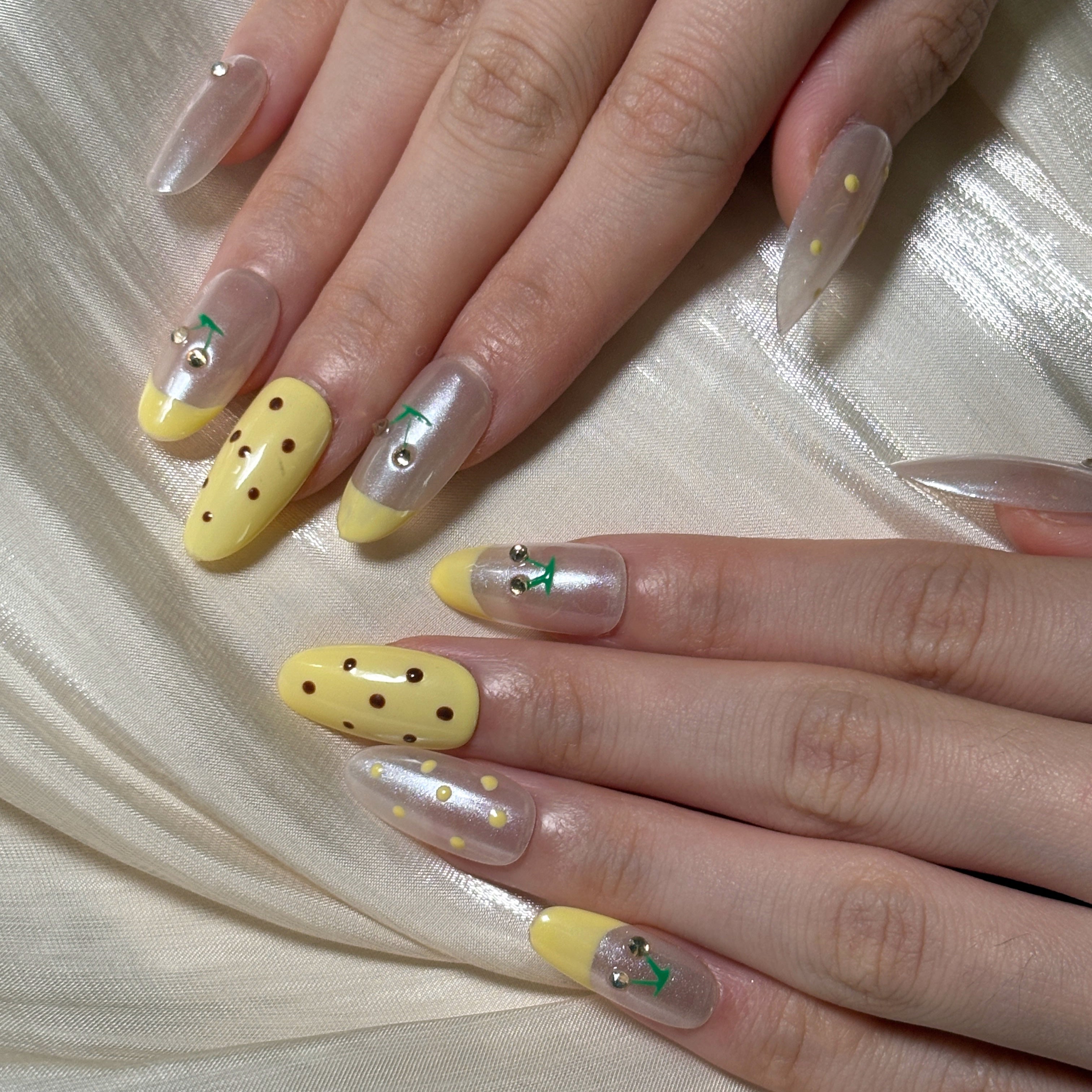 FASNAILS F48 Uñas Postizas Press On Artesanales Amarillas Uñas Almendradas Largas Efecto Glaseado Perlado con Diseños de Cerezas y Lunares Manicura Francesa Elegantes Uñas Falsas de Gel Kit con Tabs adhesivos para uñas