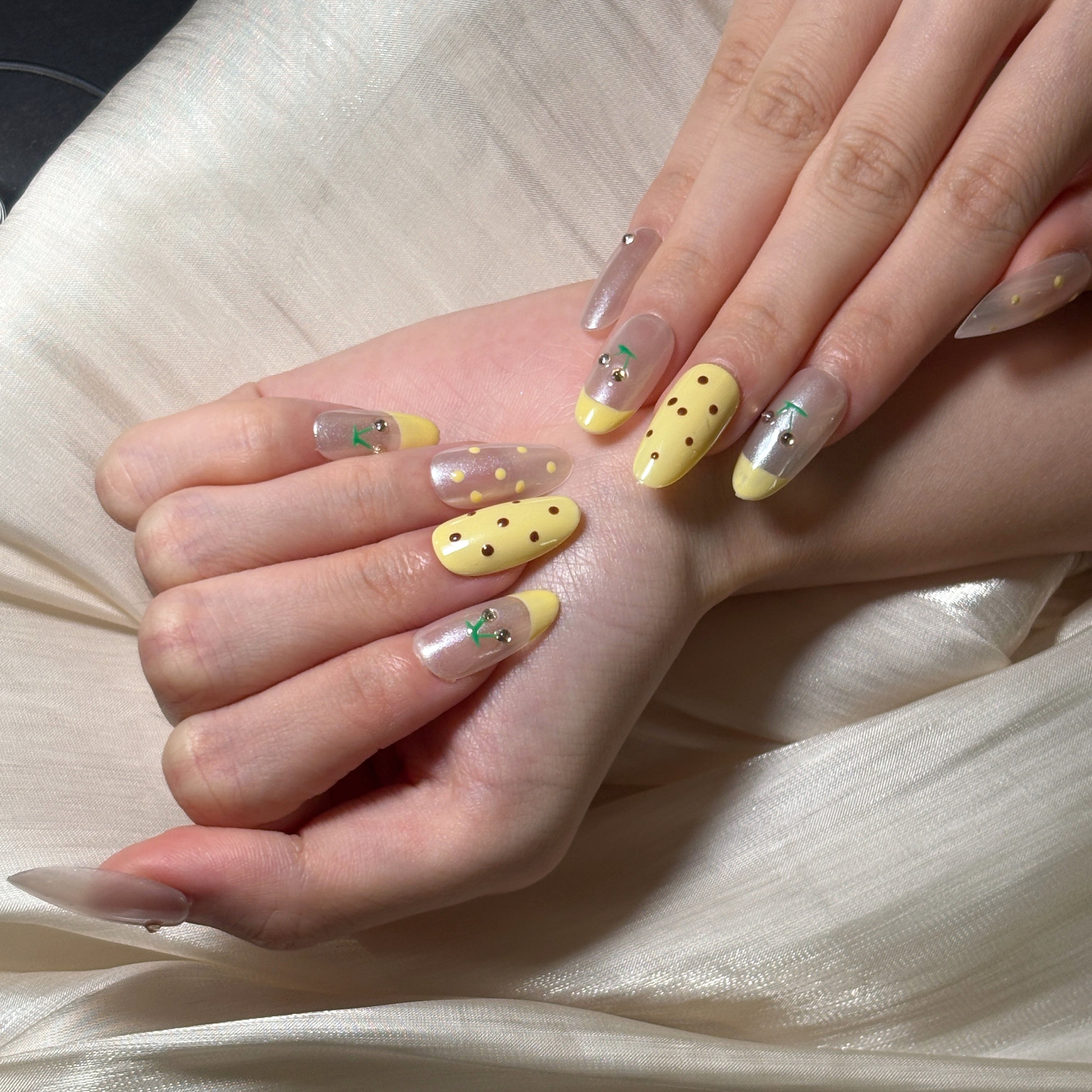 FASNAILS F48 Uñas Postizas Press On Artesanales Amarillas Uñas Almendradas Largas Efecto Glaseado Perlado con Diseños de Cerezas y Lunares Manicura Francesa Elegantes Uñas Falsas de Gel Kit con Tabs adhesivos para uñas