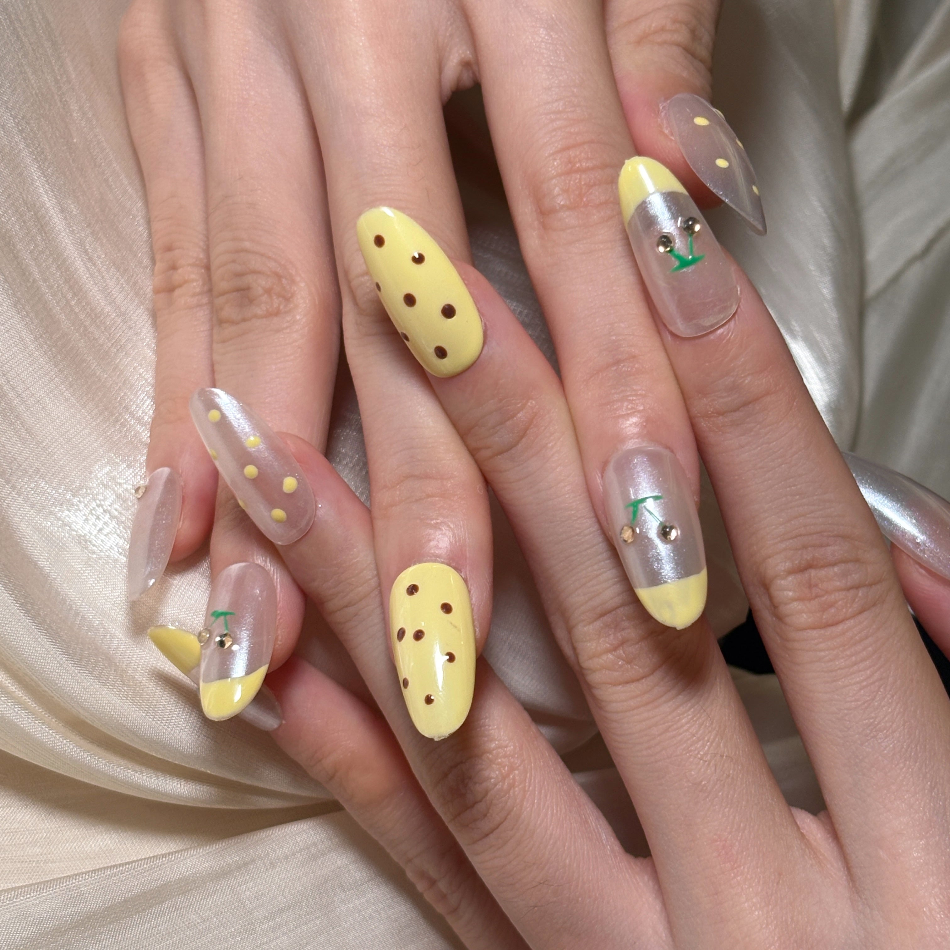 FASNAILS F48 Uñas Postizas Press On Artesanales Amarillas Uñas Almendradas Largas Efecto Glaseado Perlado con Diseños de Cerezas y Lunares Manicura Francesa Elegantes Uñas Falsas de Gel Kit con Tabs adhesivos para uñas