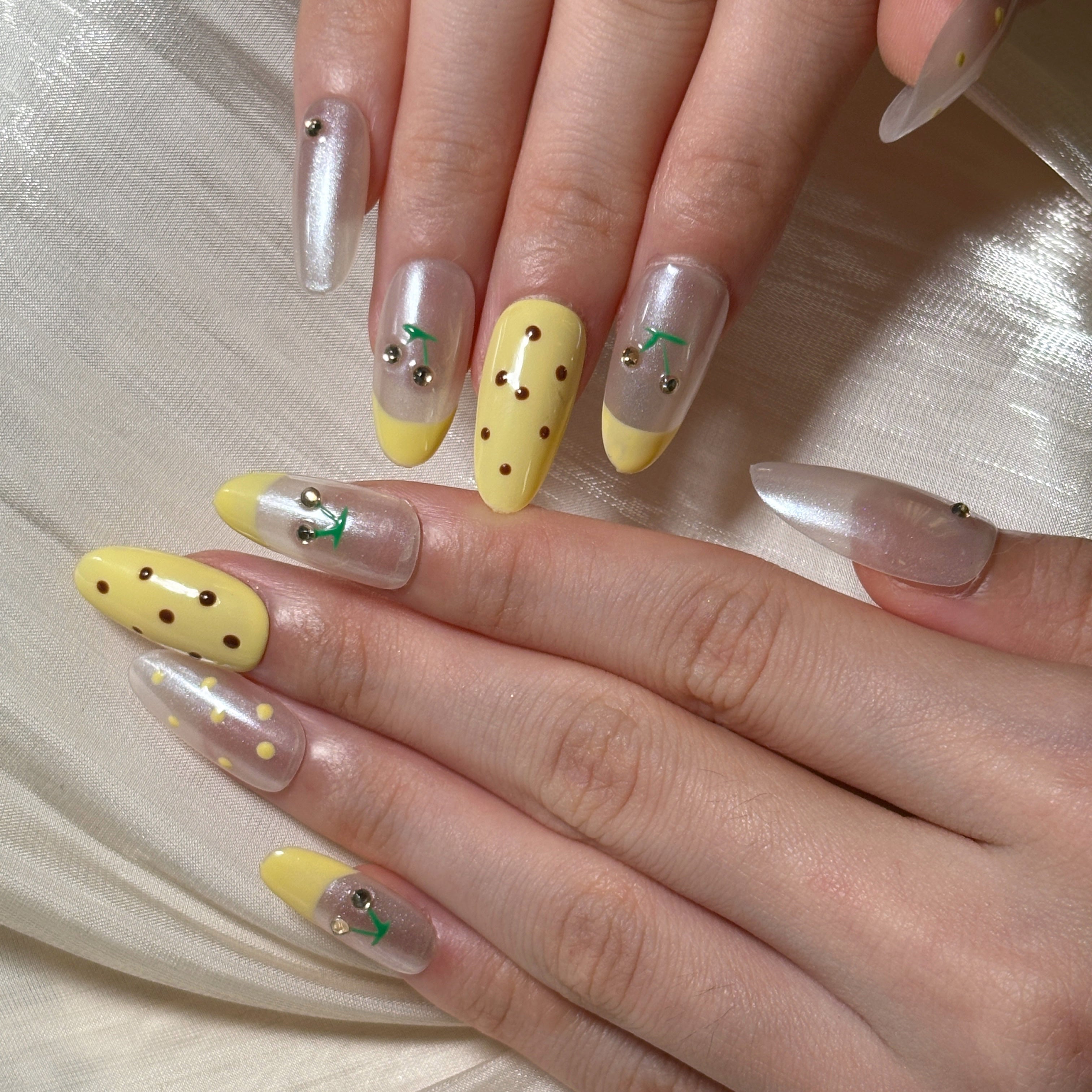 FASNAILS F48 Uñas Postizas Press On Artesanales Amarillas Uñas Almendradas Largas Efecto Glaseado Perlado con Diseños de Cerezas y Lunares Manicura Francesa Elegantes Uñas Falsas de Gel Kit con Tabs adhesivos para uñas