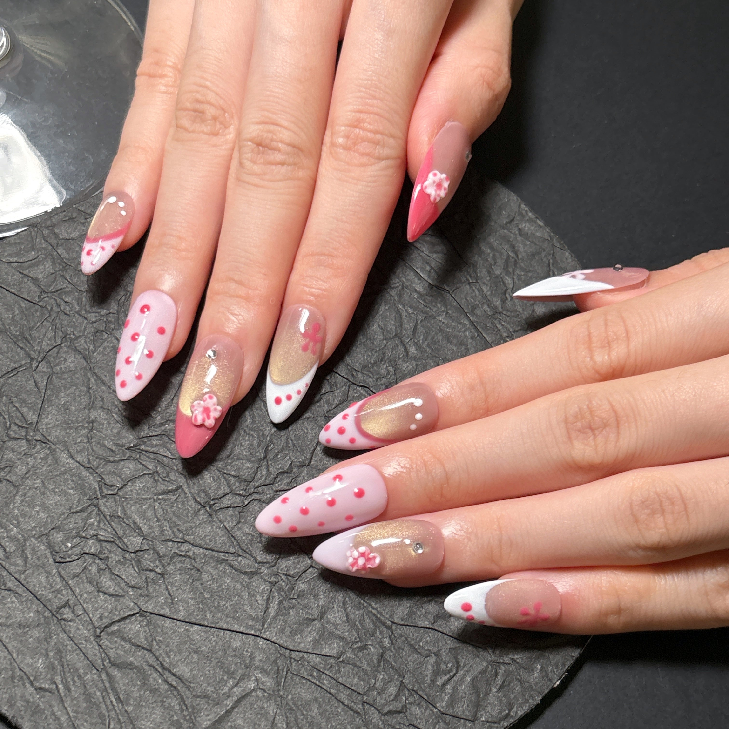 FASNAILS F72 Uñas Postizas Press On Artesanales con Flores 3D Uñas Almendradas Largas Ojo de Gato Dorado Diseños de Lunares Rosa Manicura Francesa Elegantes Uñas Falsas de Gel Estilo Coquette Kit con Tabs adhesivos para uñas
