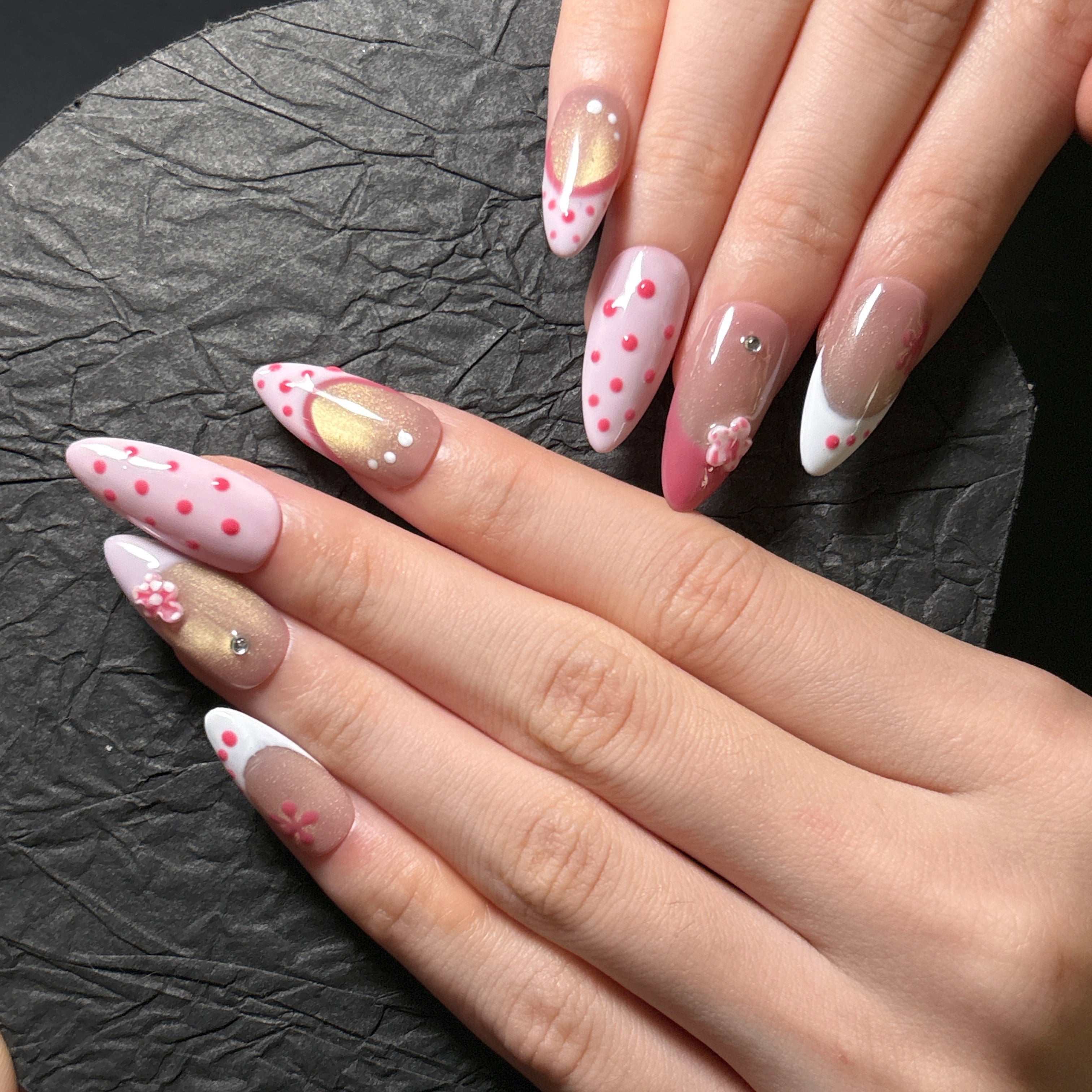 FASNAILS F72 Uñas Postizas Press On Artesanales con Flores 3D Uñas Almendradas Largas Ojo de Gato Dorado Diseños de Lunares Rosa Manicura Francesa Elegantes Uñas Falsas de Gel Estilo Coquette Kit con Tabs adhesivos para uñas