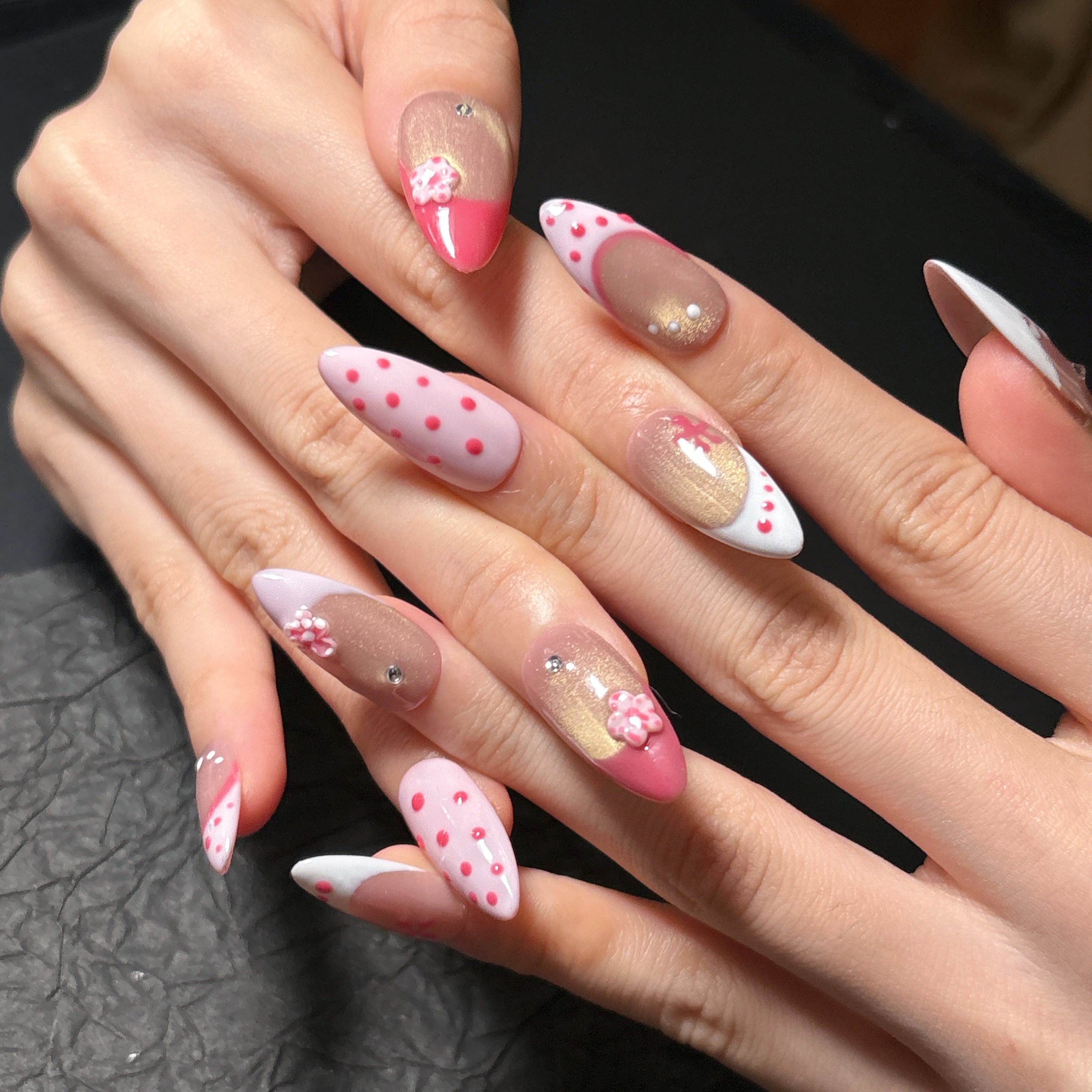 FASNAILS F72 Uñas Postizas Press On Artesanales con Flores 3D Uñas Almendradas Largas Ojo de Gato Dorado Diseños de Lunares Rosa Manicura Francesa Elegantes Uñas Falsas de Gel Estilo Coquette Kit con Tabs adhesivos para uñas