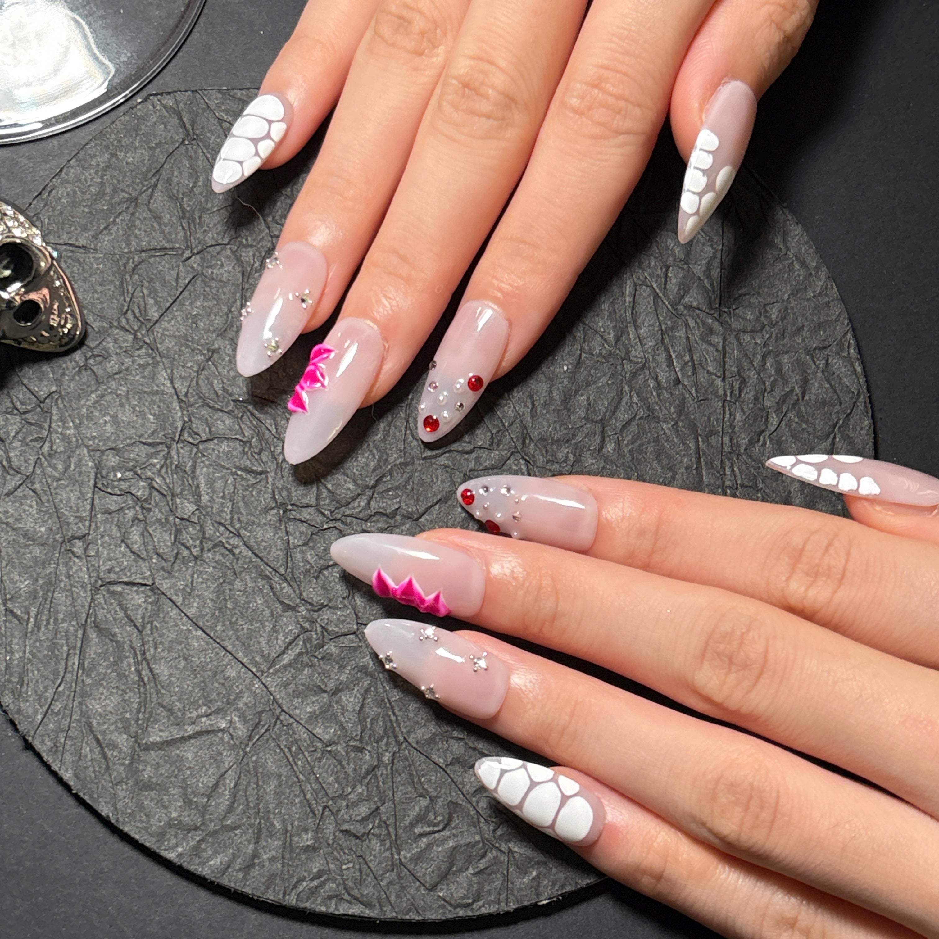 FASNAILS F62 Uñas Postizas Press On Artesanales con Relieve 3D Uñas Almendradas Largas Diseños Asimétricos de Efecto Cocodrilo y Cristales Rojos Elegantes Uñas Falsas de Gel Grunge Cyberpunk Kit con Tabs adhesivos para uñas