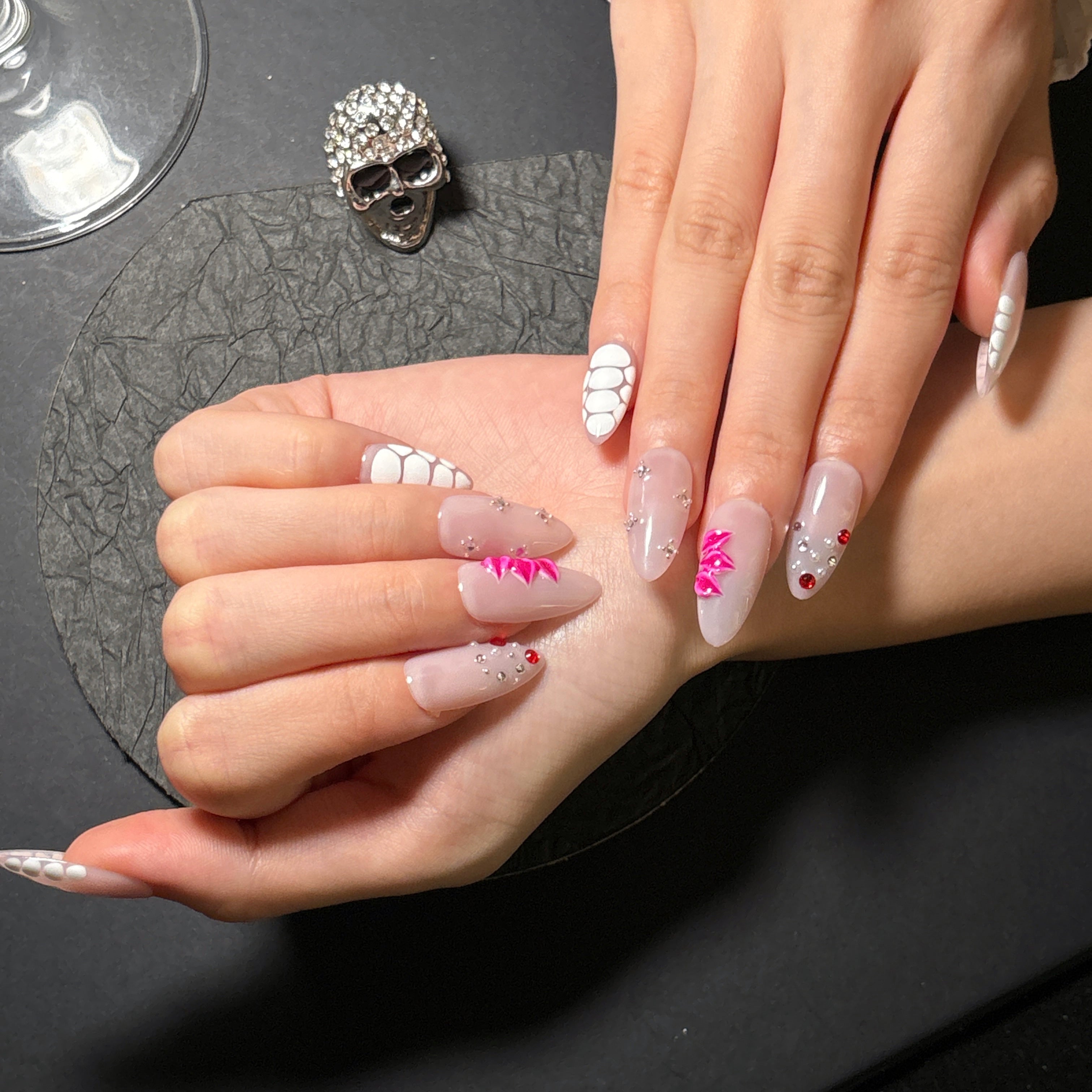 FASNAILS F62 Uñas Postizas Press On Artesanales con Relieve 3D Uñas Almendradas Largas Diseños Asimétricos de Efecto Cocodrilo y Cristales Rojos Elegantes Uñas Falsas de Gel Grunge Cyberpunk Kit con Tabs adhesivos para uñas