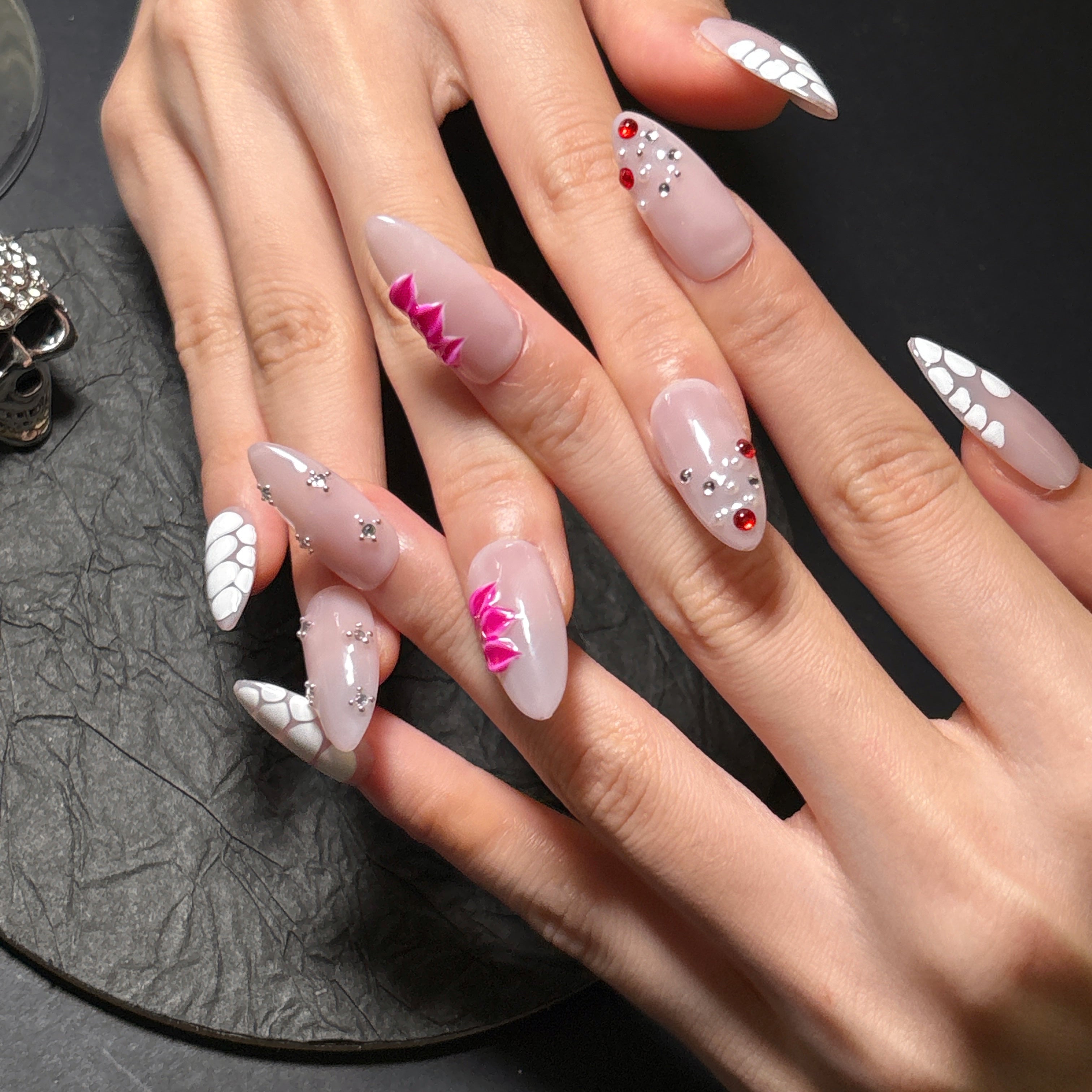 FASNAILS F62 Uñas Postizas Press On Artesanales con Relieve 3D Uñas Almendradas Largas Diseños Asimétricos de Efecto Cocodrilo y Cristales Rojos Elegantes Uñas Falsas de Gel Grunge Cyberpunk Kit con Tabs adhesivos para uñas