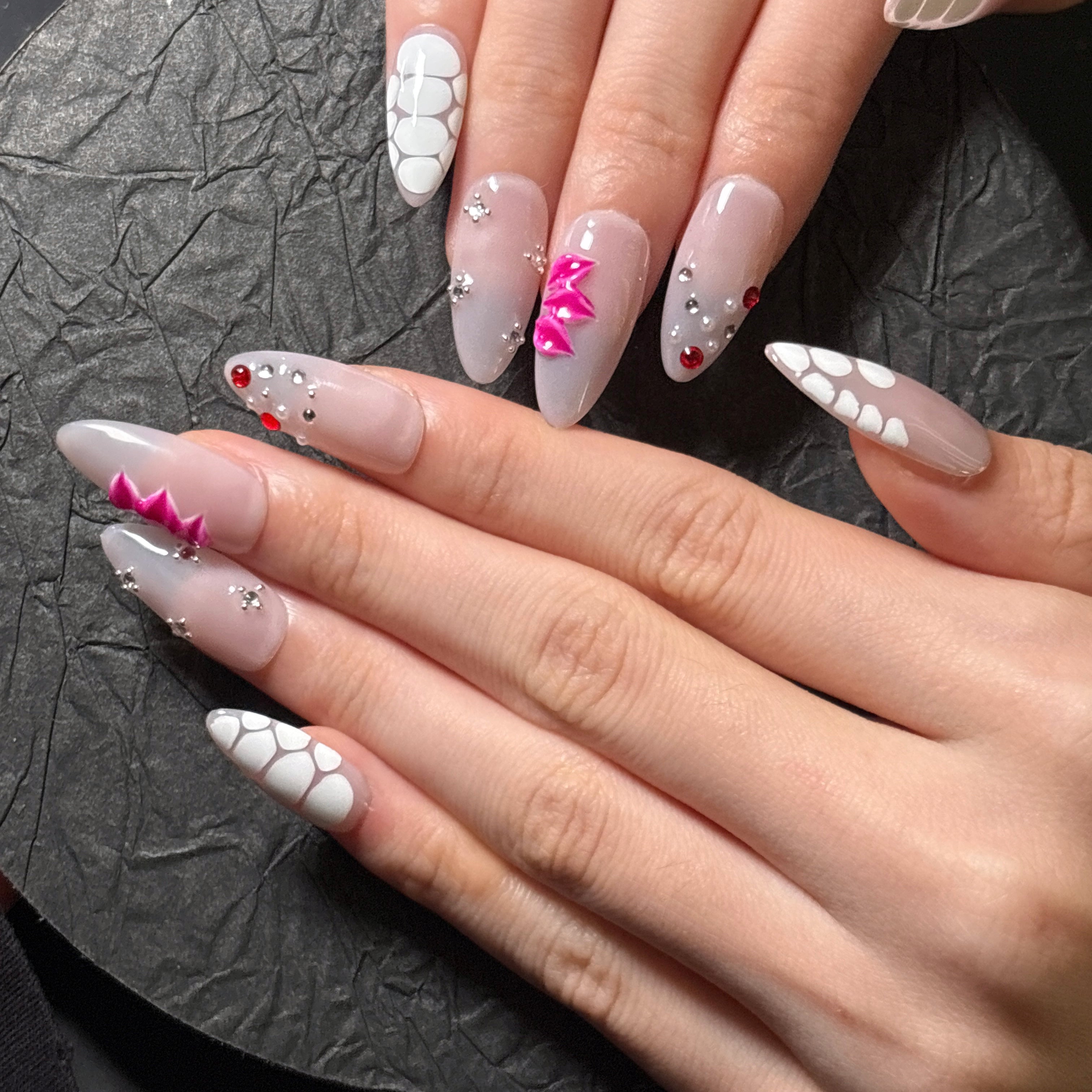 FASNAILS F62 Uñas Postizas Press On Artesanales con Relieve 3D Uñas Almendradas Largas Diseños Asimétricos de Efecto Cocodrilo y Cristales Rojos Elegantes Uñas Falsas de Gel Grunge Cyberpunk Kit con Tabs adhesivos para uñas