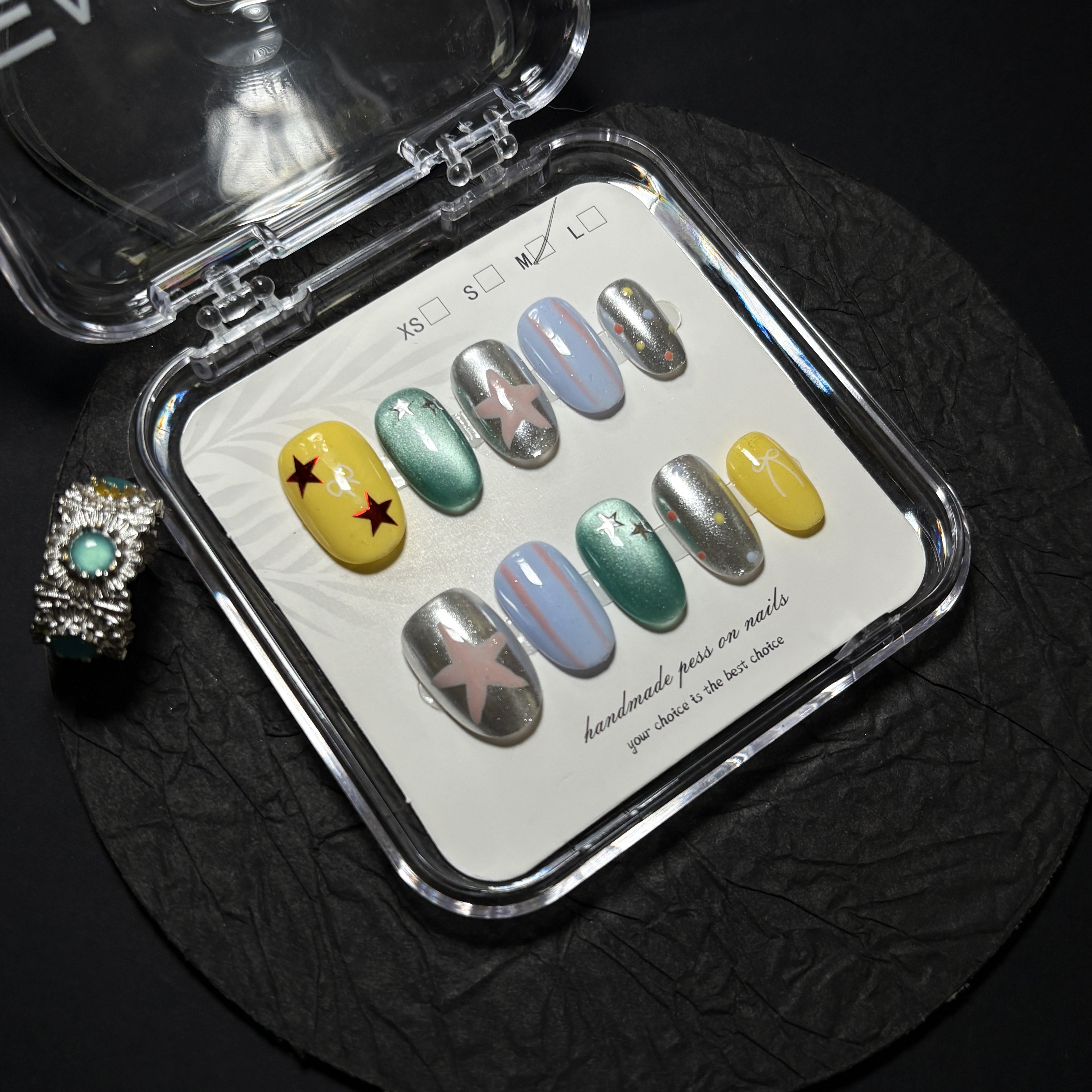 FASNAILS F55 Uñas Postizas Press On Artesanales Efecto Espejo Plata Uñas Cuadradas Cortas Ojo de Gato Verde y Azul Diseños Asimétricos de Estrellas Y2K y Lazos Elegantes Uñas Falsas Gel Kit con Tabs adhesivos para uñas