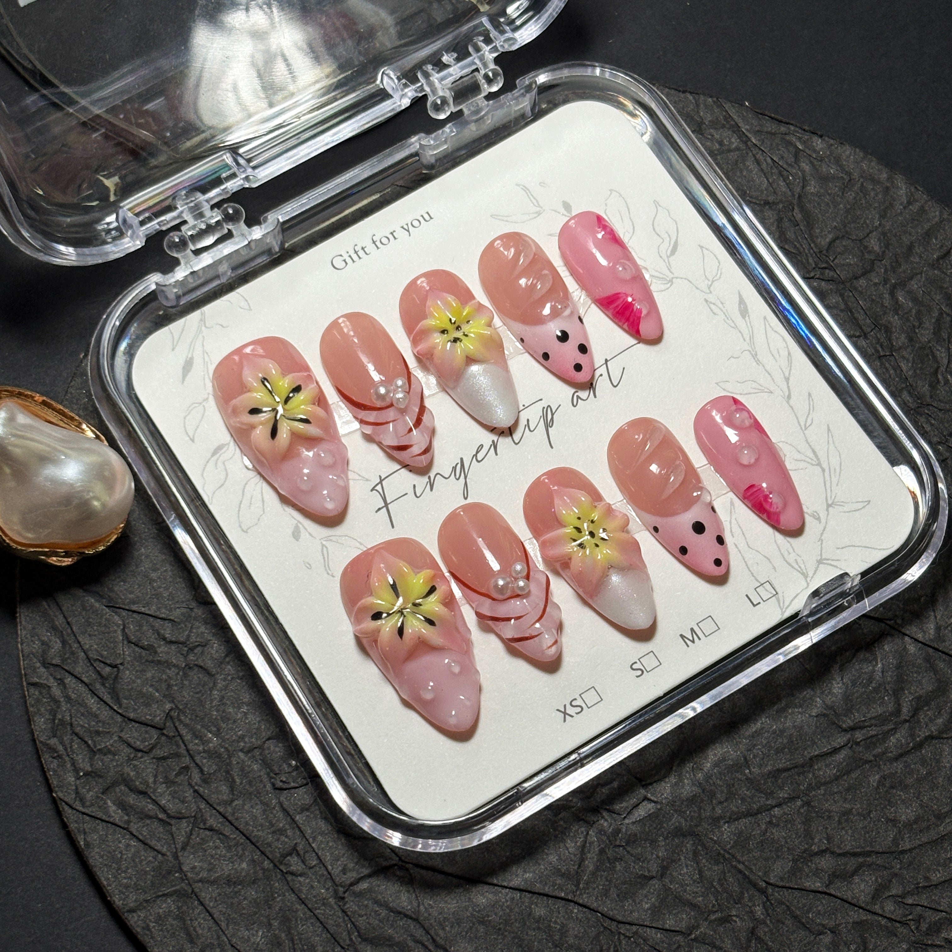 FASNAILS F70 Uñas Postizas Press On Artesanales con Flores 3D Uñas Almendradas Largas Diseños Asimétricos con Relieve de Gotas de Agua Manicura Francesa Rosa y Lunares Elegantes Uñas Falsas de Gel Kit con Tabs adhesivos para uñas