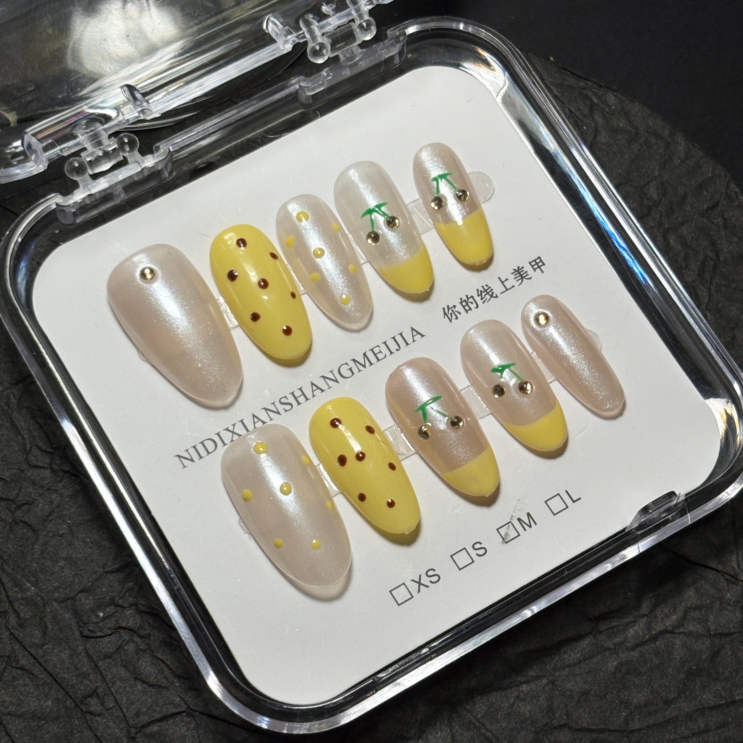 FASNAILS F48 Uñas Postizas Press On Artesanales Amarillas Uñas Almendradas Largas Efecto Glaseado Perlado con Diseños de Cerezas y Lunares Manicura Francesa Elegantes Uñas Falsas de Gel Kit con Tabs adhesivos para uñas
