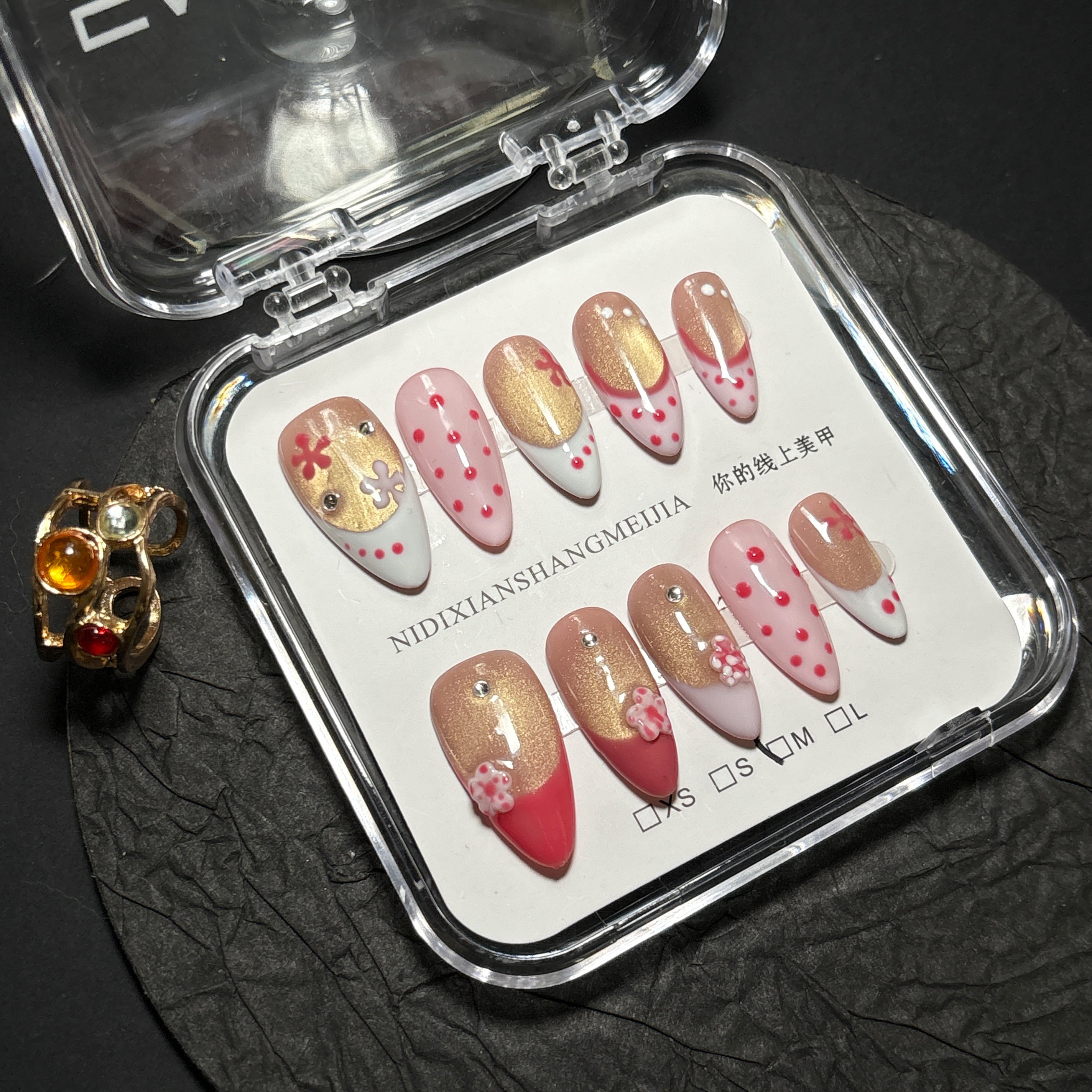 FASNAILS F72 Uñas Postizas Press On Artesanales con Flores 3D Uñas Almendradas Largas Ojo de Gato Dorado Diseños de Lunares Rosa Manicura Francesa Elegantes Uñas Falsas de Gel Estilo Coquette Kit con Tabs adhesivos para uñas