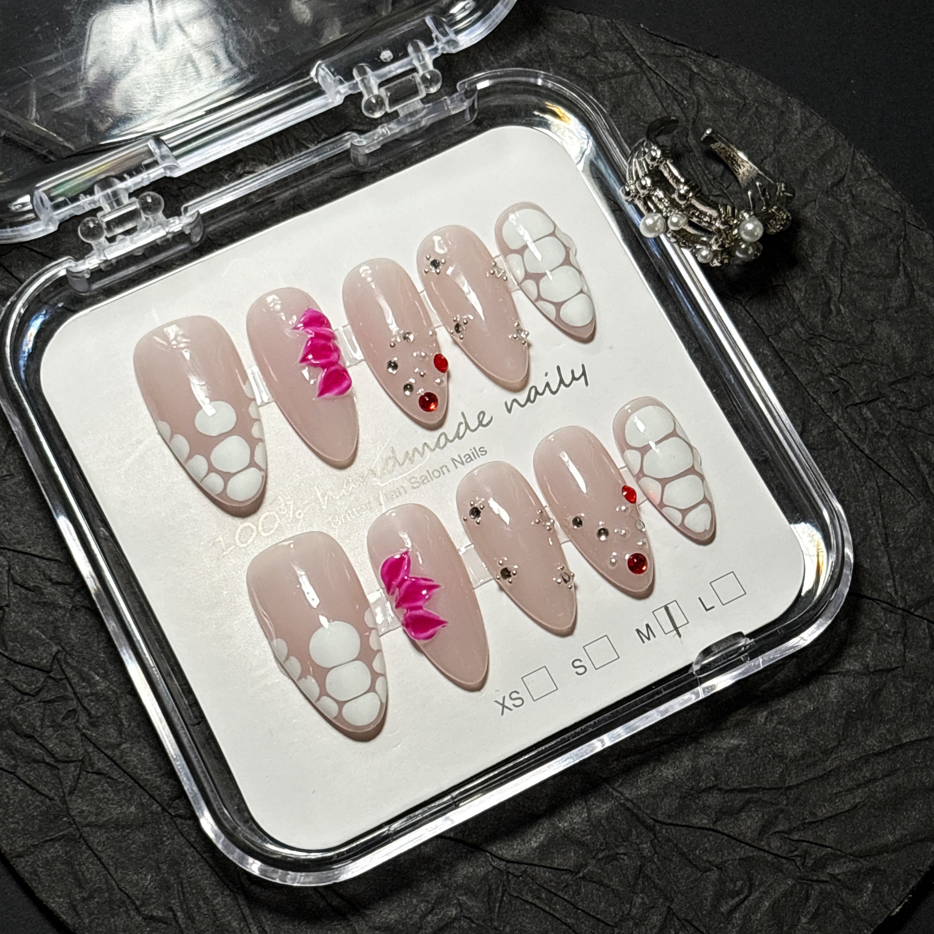 FASNAILS F62 Uñas Postizas Press On Artesanales con Relieve 3D Uñas Almendradas Largas Diseños Asimétricos de Efecto Cocodrilo y Cristales Rojos Elegantes Uñas Falsas de Gel Grunge Cyberpunk Kit con Tabs adhesivos para uñas