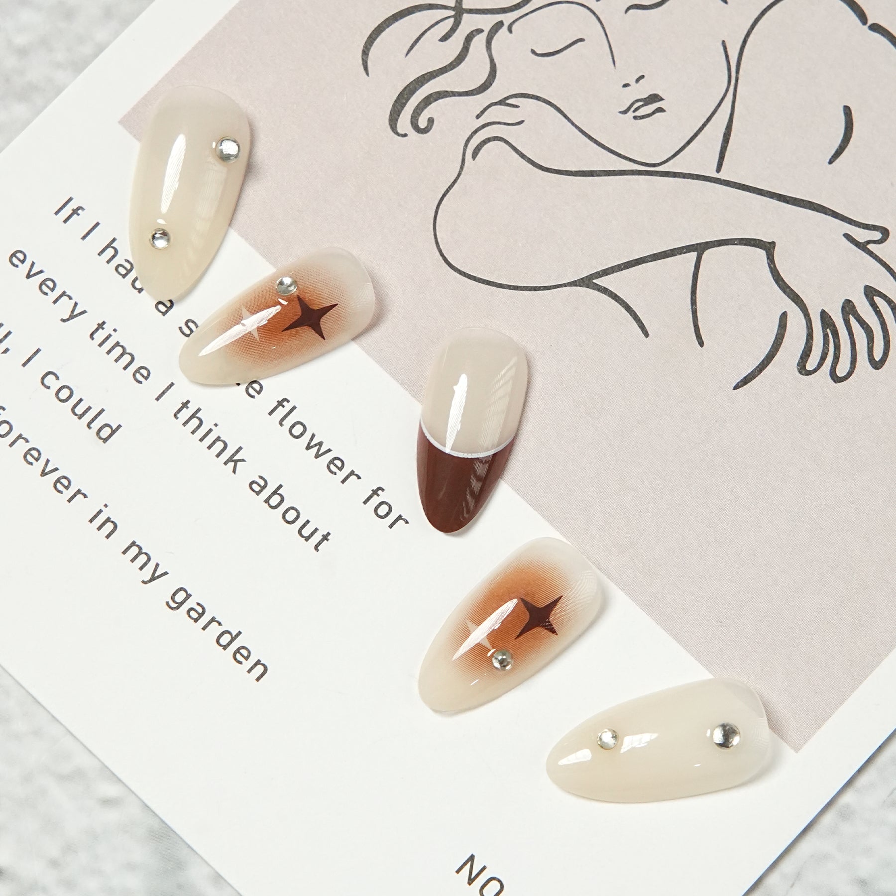 Uñas Press-On Artesanales a Cuadros Marrón | Diseño Vintage Mocha y Estrellas | Set de 30 Piezas con 3 Planillas de Gelatina | Reutilizables de ABS