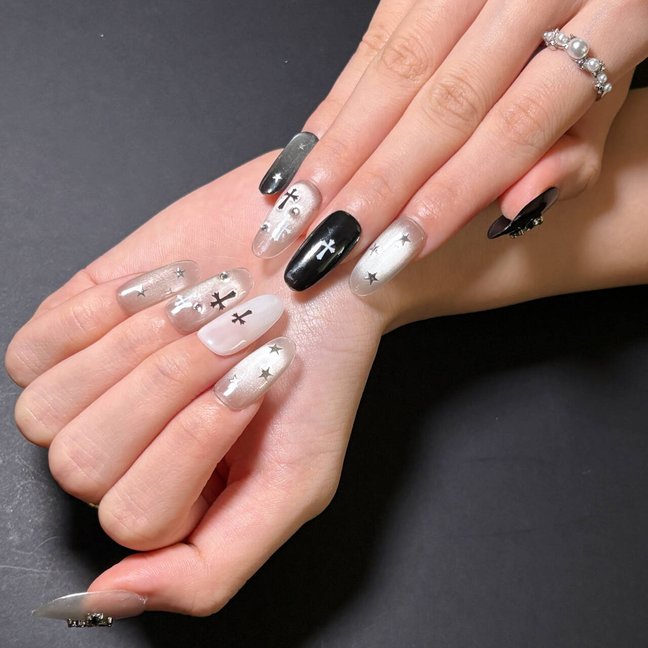 FASNAILS F57 Uñas Postizas Press On Artesanales con Cruz Metálica Uñas Almendradas Largas Ojo de Gato Plata Negro y Blanco Diseños Góticos Cyberpunk Elegantes Uñas Falsas Gel Kit con Tabs adhesivos para uñas
