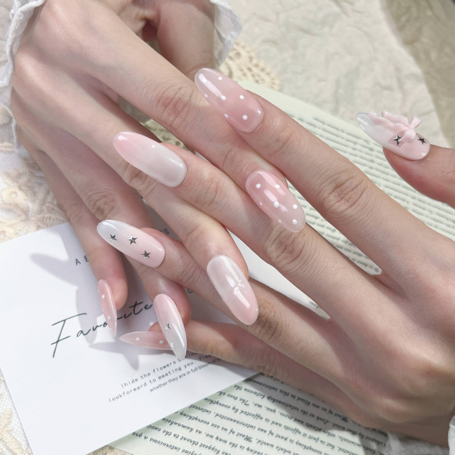 FASNAILS F56 Uñas Postizas Press On Artesanales con Moño 3D Uñas Almendradas Efecto Rubor Rosa con Diseños de Estrellas Plata y Lunares Elegantes Uñas Falsas de Gel Estilo Coquette para Mujeres Kit con Tabs adhesivos para uñas