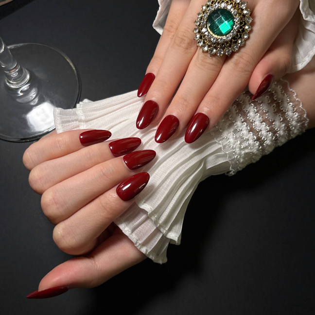 FASNAILS F51 Uñas Postizas Press On Rojas Uñas Almendradas Stiletto Largas Color Vino Burdeos Efecto Piel Blanca Clásicas y Elegantes Estilo Old Money Clean Girl Regalo para Mujeres Manicura de Gel Reutilizables con Tabs adhesivos para uñas