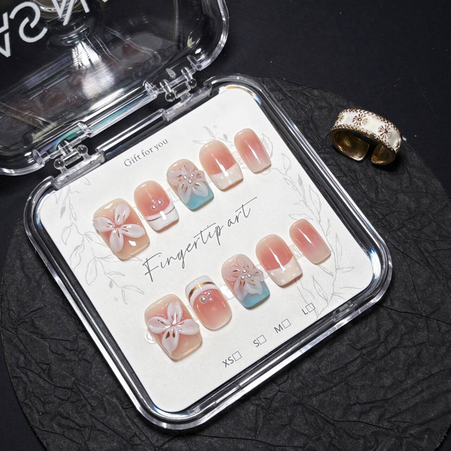 FASNAILS F35 Uñas Postizas Press On Artesanales con Flores 3D y Perlas Uñas Cuadradas Cortas Efecto Rubor Rosa y Manicura Francesa Diseños Elegantes de Lujo Uñas Falsas de Gel Estilo Coquette para Mujeres Kit con Tabs adhesivos para uñas