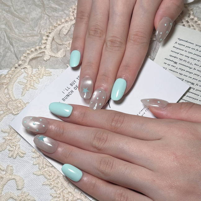 FASNAILS F43 Uñas Postizas Press On Artesanales Verde Menta Uñas Cuadradas Cortas Efecto Glaseado Perlado con Diseños de Estrellas y Lunares Estilo Y2K Elegantes Uñas Falsas de Gel Kit con Tabs adhesivos para uñas