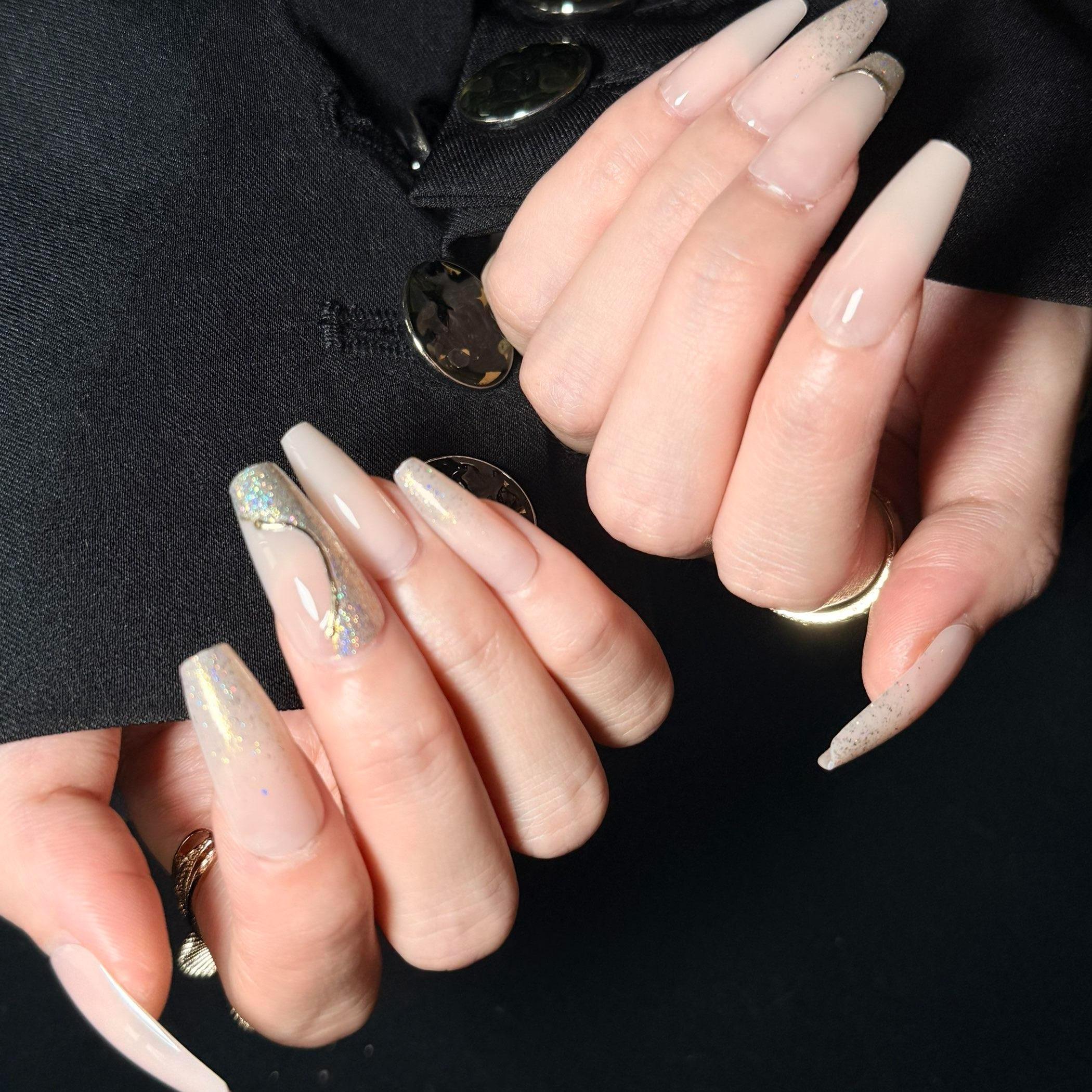 Uñas Press-On Artesanales Nude con Brillo Dorado | Forma Ataúd (Coffin) | 24 Piezas con Pegamento de Gelatina Premium | No Daña y es Reutilizable | Manicura en 3 Minutos