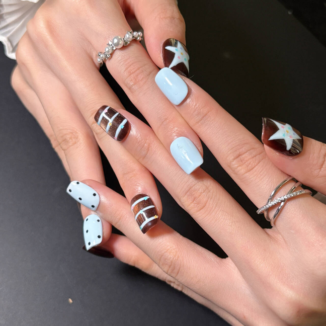 FASNAILS F53 Uñas Postizas Press On Artesanales Ojo de Gato Uñas Cuadradas Cortas Marrón y Azul Pastel Diseños de Estrellas Y2K y Lunares Elegantes Uñas Falsas de Gel Grunge para Mujeres Kit con Tabs adhesivos para uñas