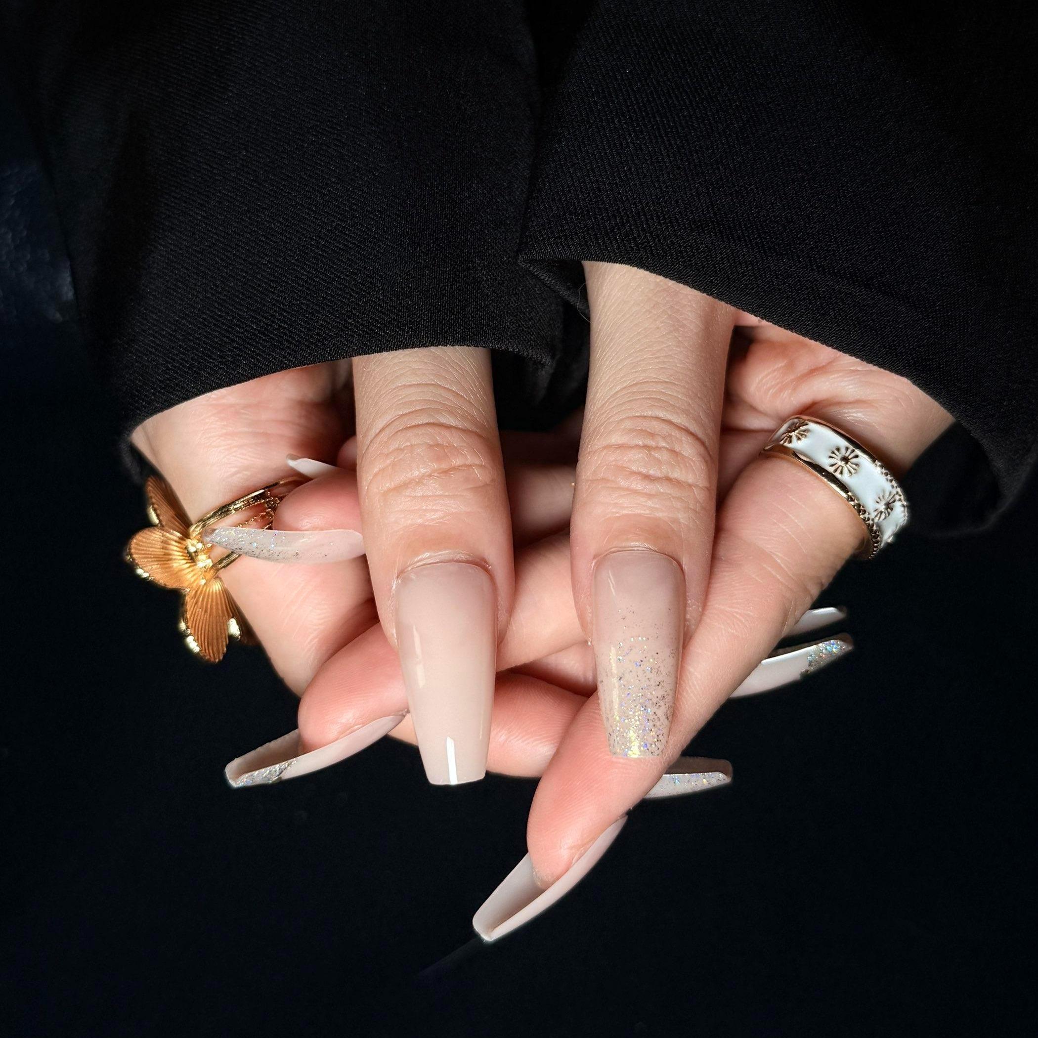 Uñas Press-On Artesanales Nude con Brillo Dorado | Forma Ataúd (Coffin) | 24 Piezas con Pegamento de Gelatina Premium | No Daña y es Reutilizable | Manicura en 3 Minutos
