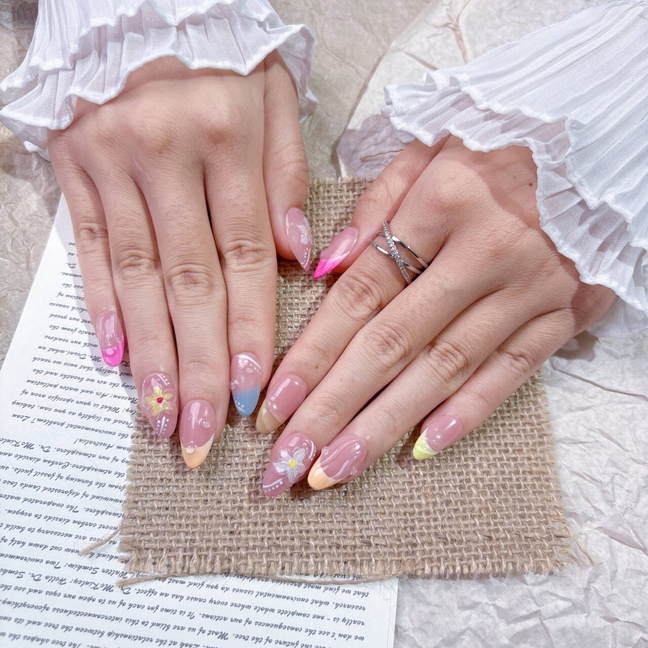 FASNAILS F52 Uñas Postizas Press On Artesanales Almendradas Medio con Flores 3D de Relieve Diseños de Manicura Francesa de Colores Pastel Estilo Cottagecore Gel Kit Tabs adhesivos para uñas