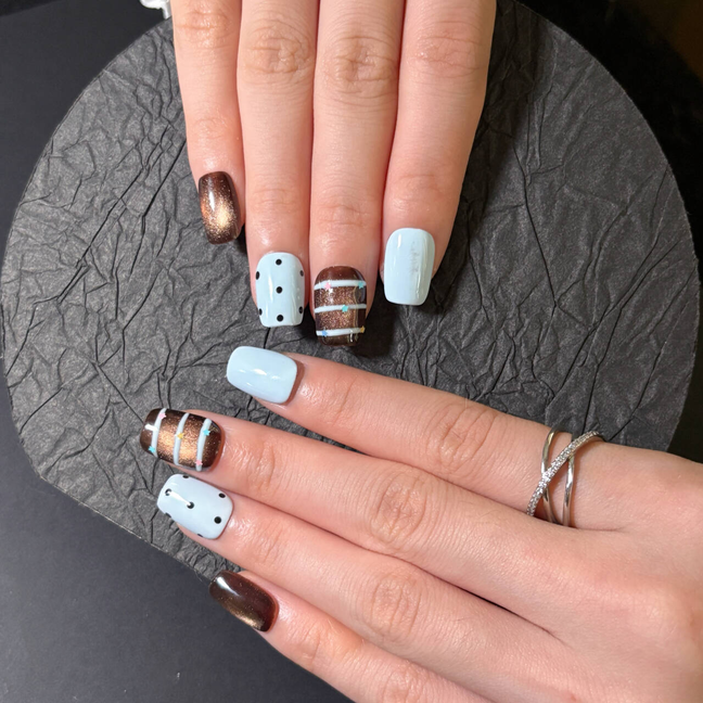 FASNAILS F53 Uñas Postizas Press On Artesanales Ojo de Gato Uñas Cuadradas Cortas Marrón y Azul Pastel Diseños de Estrellas Y2K y Lunares Elegantes Uñas Falsas de Gel Grunge para Mujeres Kit con Tabs adhesivos para uñas