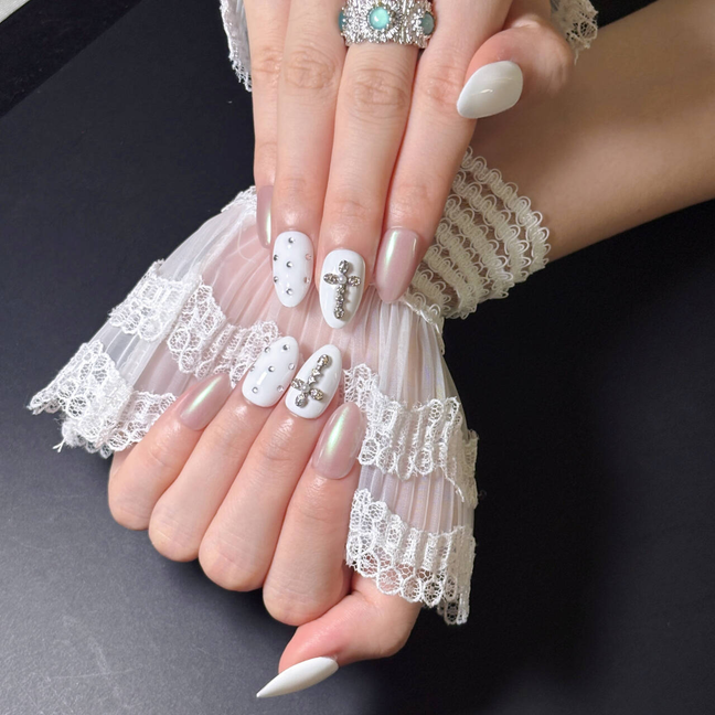 FASNAILS F50 Uñas Postizas Press On Artesanales con Cruz de Cristales Uñas Almendradas Efecto Glaseado Aurora Blanco y Rosa Diseños Góticos Elegantes de Lujo Uñas Falsas de Gel Kit con Tabs adhesivos para uñas