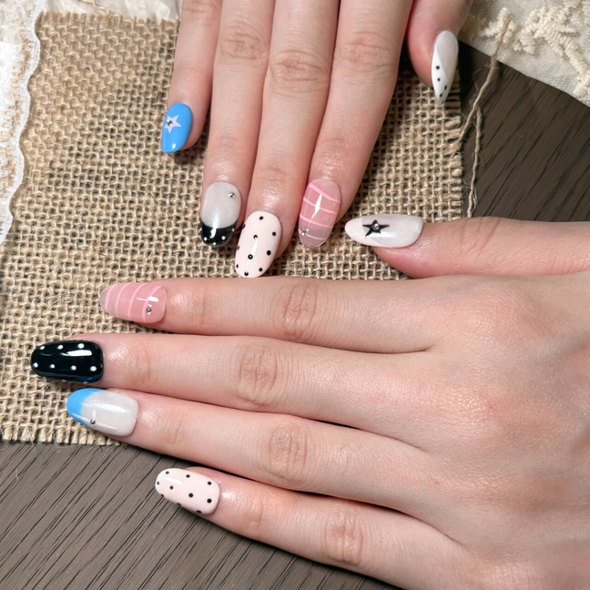 FASNAILS F68 Uñas Postizas Press On Artesanales Y2K Uñas Almendradas Cortas Diseños Asimétricos de Estrellas y Lunares Colorido Rosa Azul Negro Elegantes Uñas Falsas Gel Kit con Tabs adhesivos para uñas