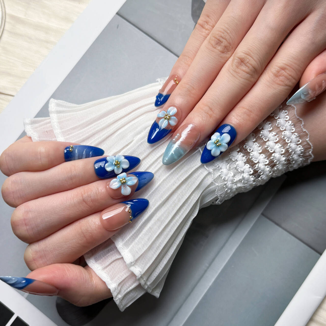 FASNAILS F71 Uñas Postizas Press On Artesanales con Flores 3D Uñas Almendradas Largas Diseños Elegantes de Relieve y Gotas de Agua Manicura Francesa Azul Degradado Reutilizables Estilo Coquette Kit con Tabs adhesivos para uñas