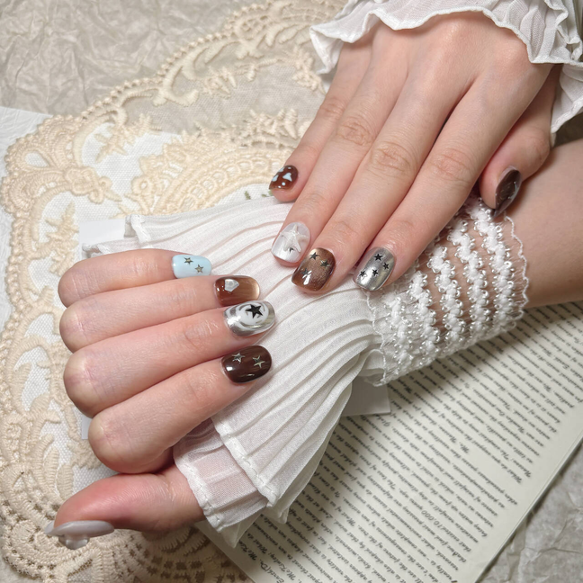FASNAILS F41 Uñas Postizas Press On Artesanales con Estrellas 3D Uñas Cuadradas Cortas Efecto Metálico Plata y Ojo de Gato Marrón Diseños Asimétricos Estilo Y2K Grunge Elegantes Uñas Falsas de Gel Kit con Tabs adhesivos para uñas