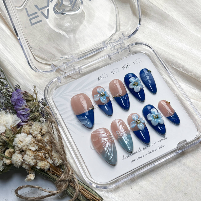 FASNAILS F71 Uñas Postizas Press On Artesanales con Flores 3D Uñas Almendradas Largas Diseños Elegantes de Relieve y Gotas de Agua Manicura Francesa Azul Degradado Reutilizables Estilo Coquette Kit con Tabs adhesivos para uñas