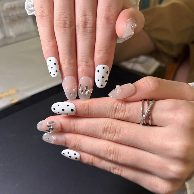 FASNAILS F49 Uñas Postizas Press On Artesanales con Cristales Y Perlas Uñas Cuadradas Cortas Nude Diseños Retro de Lunares Blanco y Negro Elegantes Uñas Falsas de Gel Estilo Coquette Kit con Tabs adhesivos para uñas