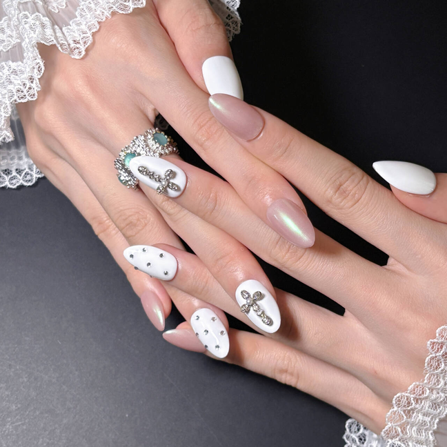 FASNAILS F50 Uñas Postizas Press On Artesanales con Cruz de Cristales Uñas Almendradas Efecto Glaseado Aurora Blanco y Rosa Diseños Góticos Elegantes de Lujo Uñas Falsas de Gel Kit con Tabs adhesivos para uñas