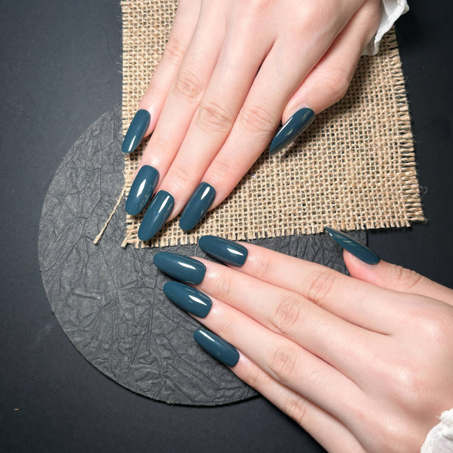 FASNAILS F58 Uñas Postizas Press On Verde Oscuro Uñas Almendradas Largas Color Verde Esmeralda Efecto Piel Blanca Clásicas y Elegantes Estilo Old Money Clean Girl Manicura Minimalista Reutilizables