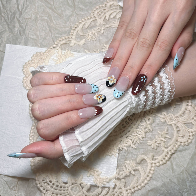 FASNAILS F59 Uñas Postizas Press On Artesanales con Flores y Relieve 3D Uñas Almendradas Largas Manicura Francesa Azul con Lunares Diseños Retro Elegantes Uñas Falsas de Gel Estilo Coquette Kit con Tabs adhesivos para uñas