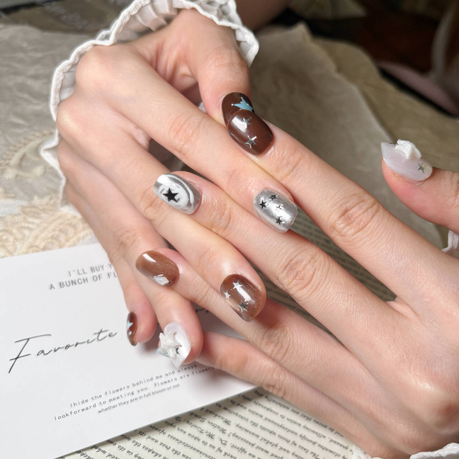 FASNAILS F41 Uñas Postizas Press On Artesanales con Estrellas 3D Uñas Cuadradas Cortas Efecto Metálico Plata y Ojo de Gato Marrón Diseños Asimétricos Estilo Y2K Grunge Elegantes Uñas Falsas de Gel Kit con Tabs adhesivos para uñas