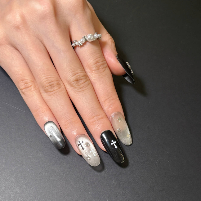 FASNAILS F57 Uñas Postizas Press On Artesanales con Cruz Metálica Uñas Almendradas Largas Ojo de Gato Plata Negro y Blanco Diseños Góticos Cyberpunk Elegantes Uñas Falsas Gel Kit con Tabs adhesivos para uñas