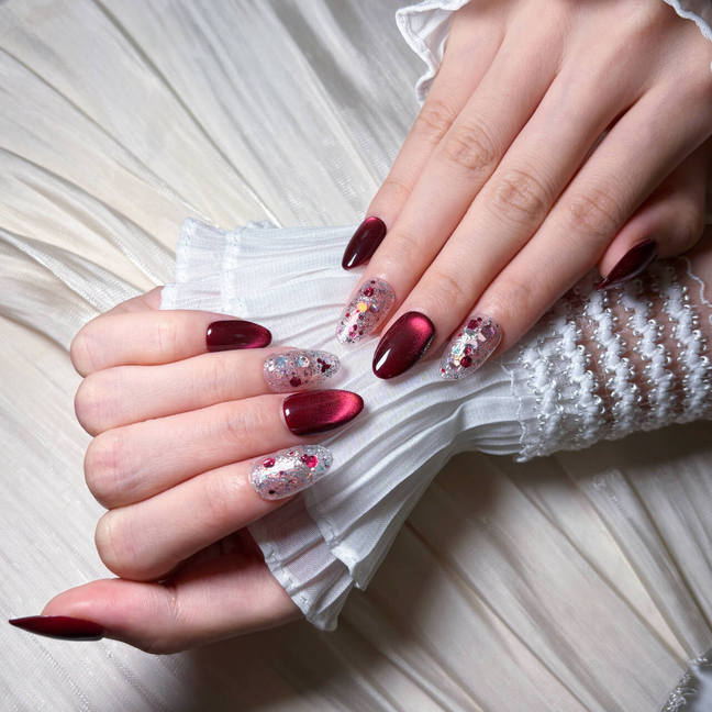 FASNAILS F73 Uñas Postizas Press On Artesanales Ojo de Gato Color Vino Uñas Almendradas Diseños Elegantes con Glitter y Lentejuelas Brillantes Efecto Piel Blanca Uñas Falsas de Gel Kit con Tabs adhesivos para uñas